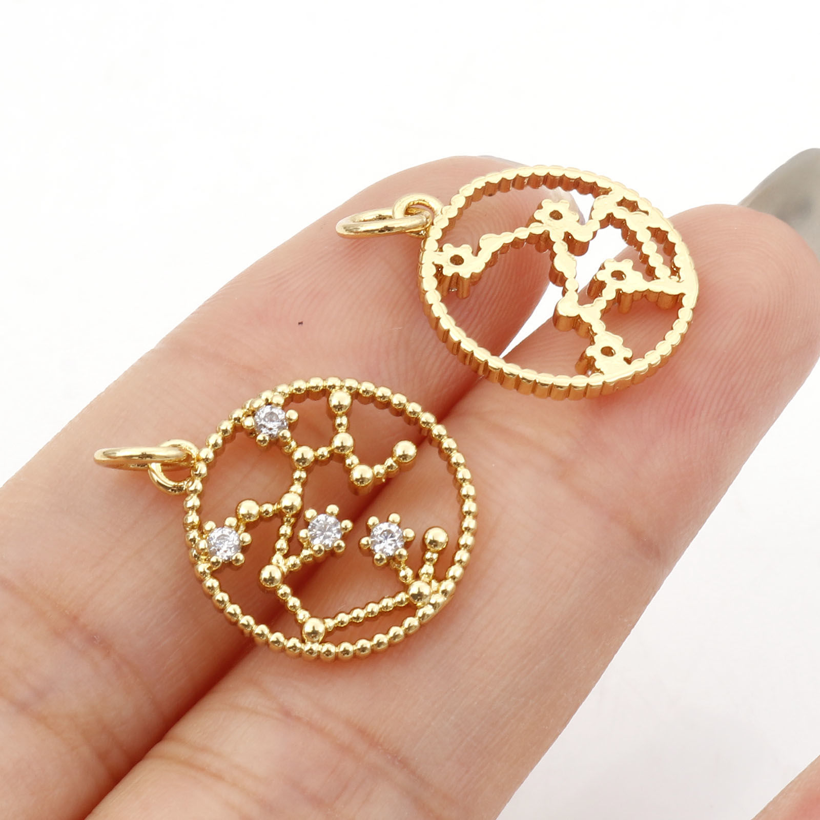 真鍮 チャーム 金メッキ 円形 星座 透かし クリア ジルコン 20mm x 15mm、 1 個 の画像
