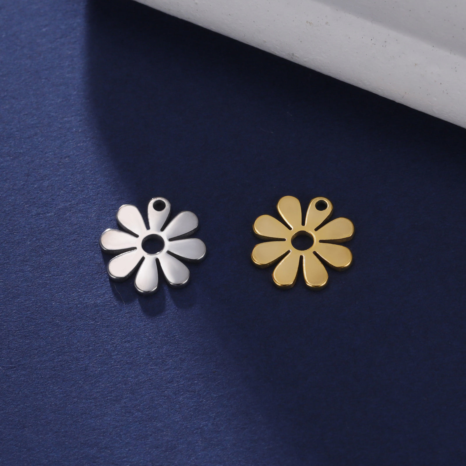 304ステンレス鋼 チャーム デージー 多色 11mm x 11mm、 2 個 の画像