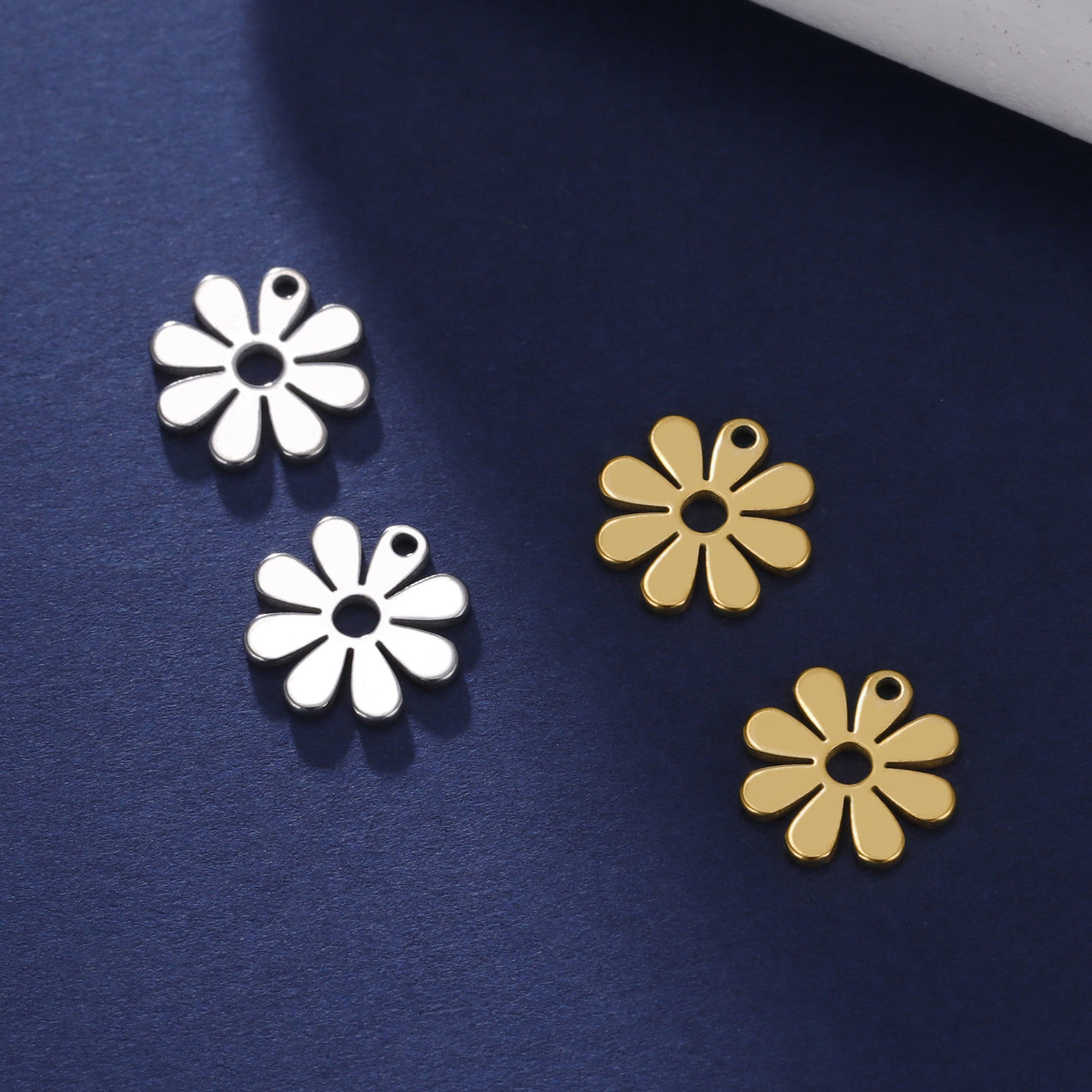 304ステンレス鋼 チャーム デージー 多色 11mm x 11mm、 2 個 の画像