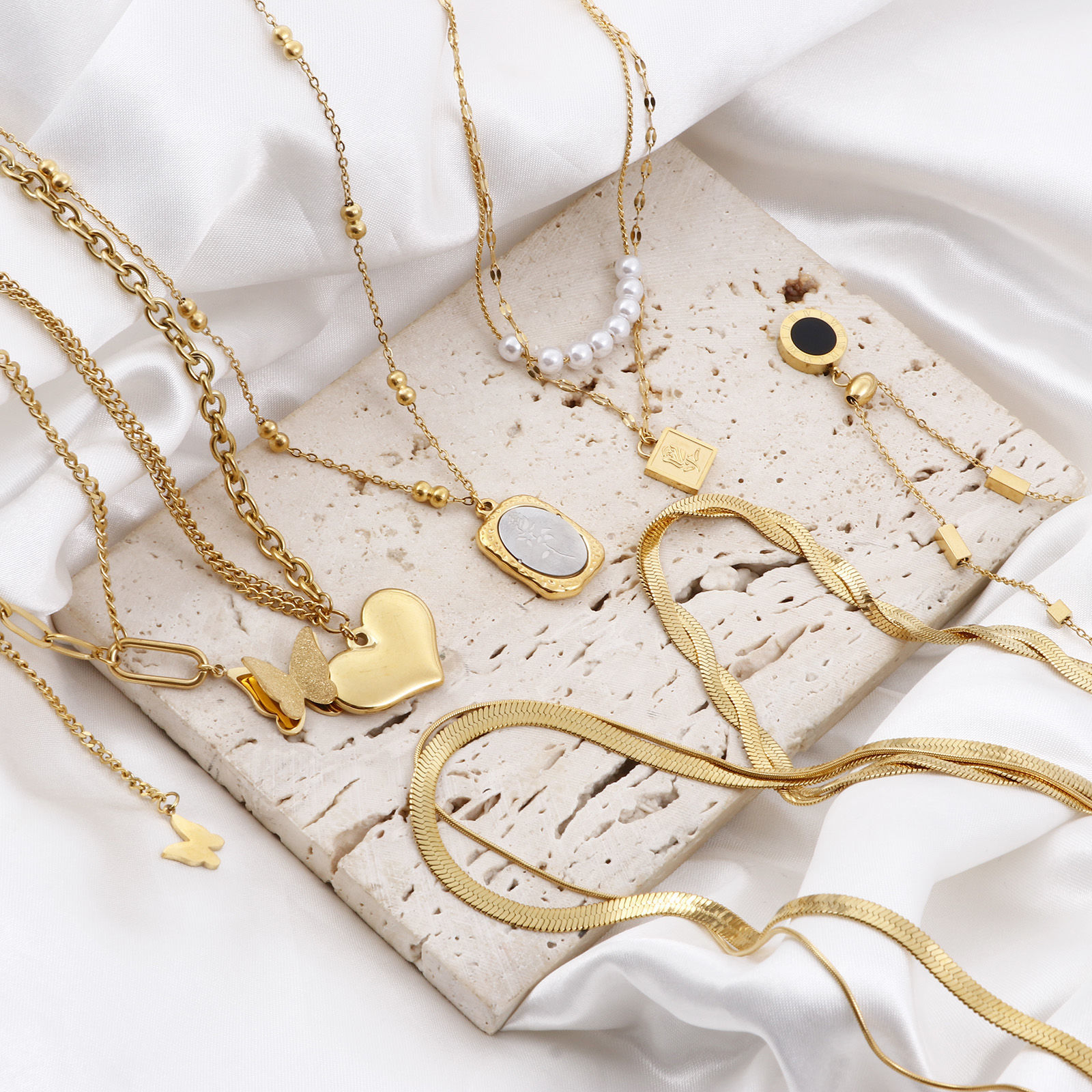 Imagen de 304 Acero Inoxidable Elegante Cable Cadena Cruz Collares 18k Chapado en Oro Mariposa Transparente Rhinestone 1 Unidad