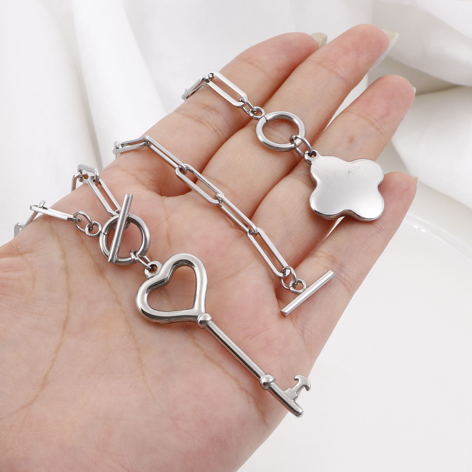 304ステンレス鋼 おしゃれ ペーパークリップチェーン ネックレス シルバートーン ハート 心 花 フラワー49.5cm長さ、 1 本 の画像