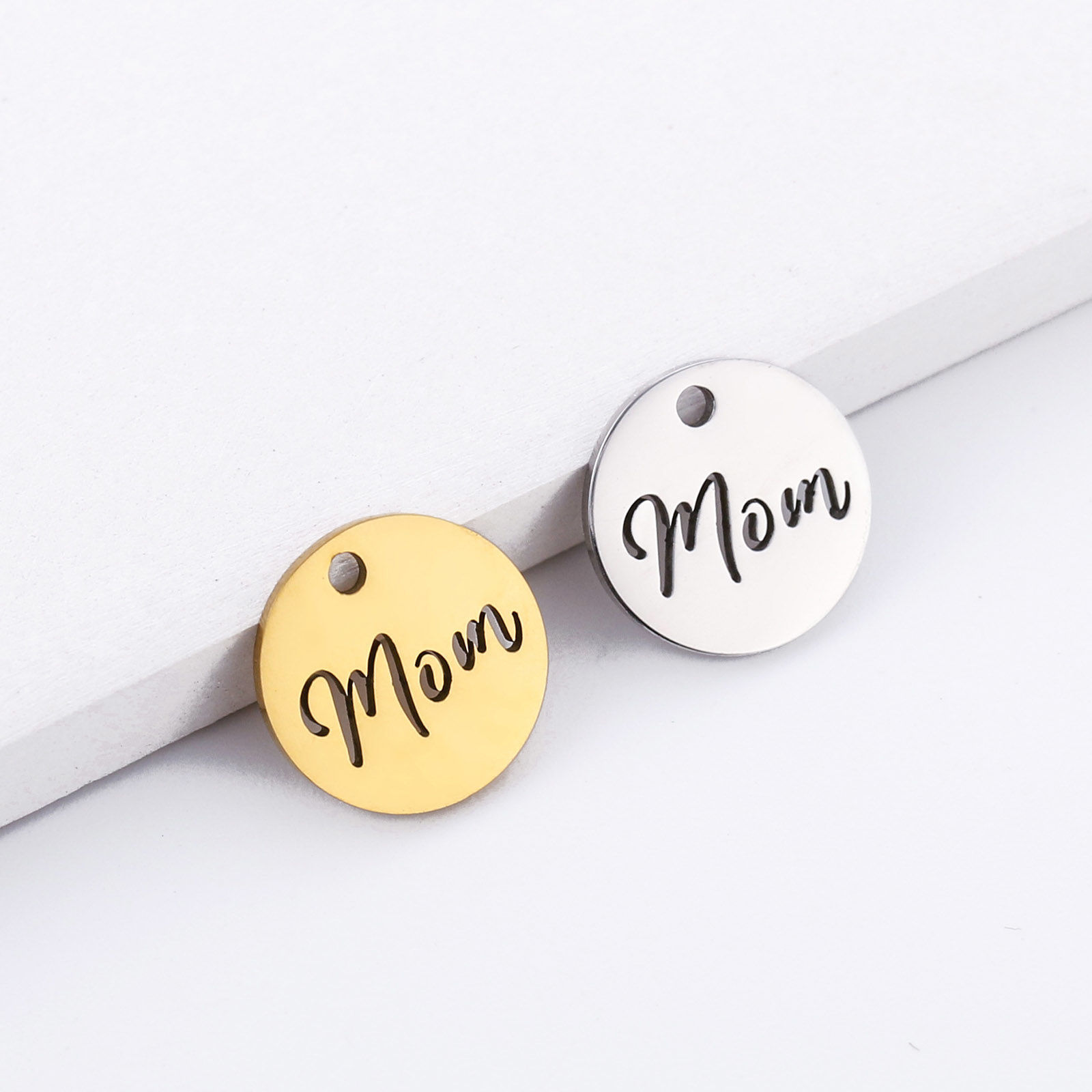Immagine di Ecologico 304 Acciaio Inossidabile Festa Della Mamma Charms Tondo Multicolore Messaggio " Mom " Filigrana 12mm Dia., 5 Pz
