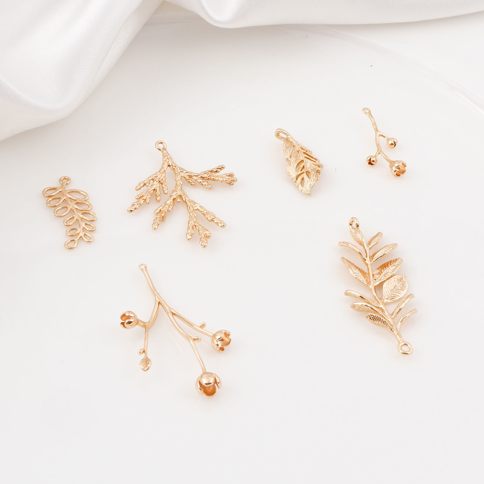 Bild von Messing Anhänger 18K Echtgold plattiert Blumen Blätter 3D 2 Stück