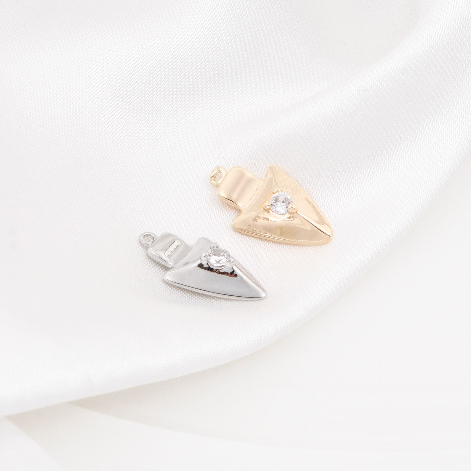 Picture of Brass Charms Real Gold Plated Arrowhead Micro Pave Clear Cubic Zirconia 16mm x 8.5mm