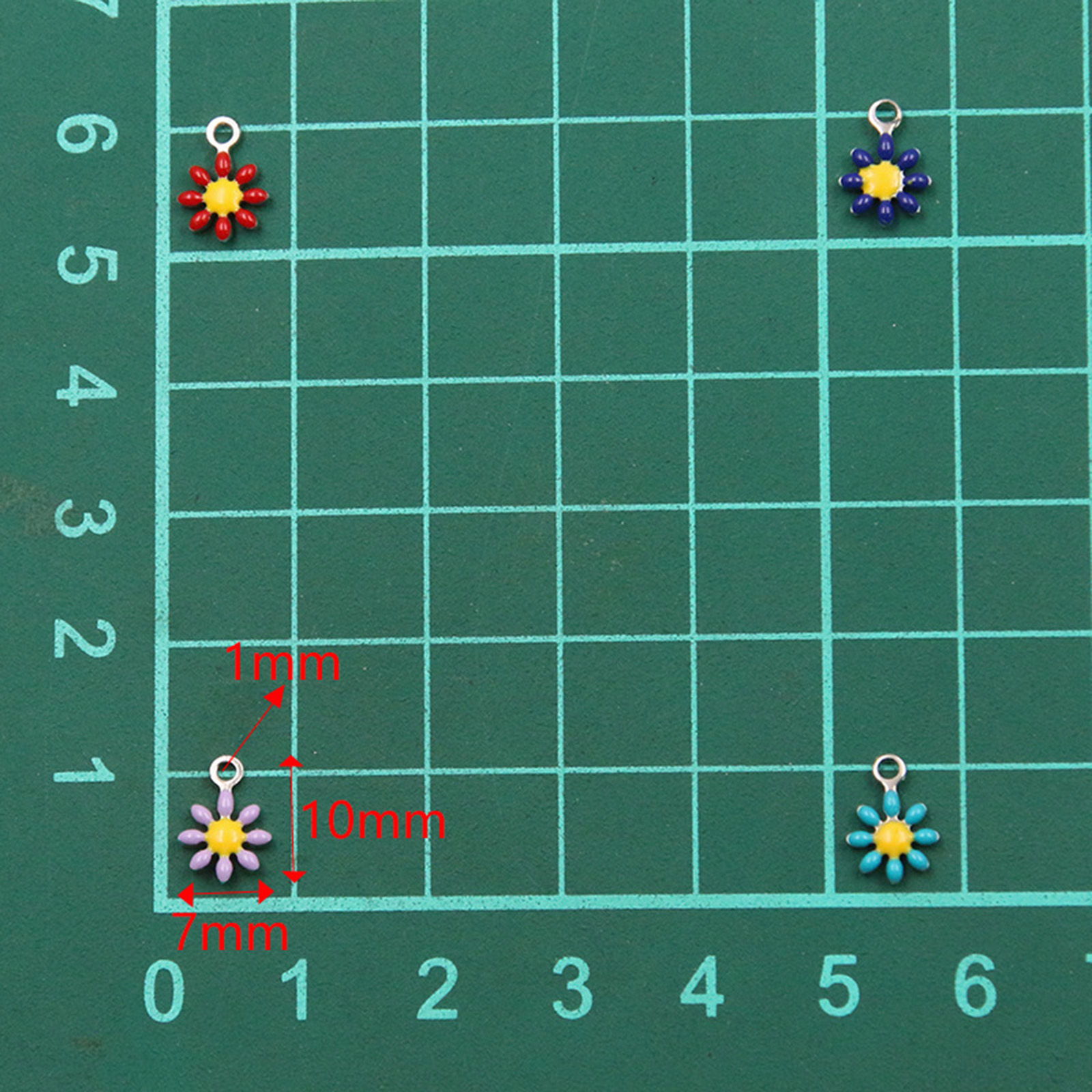 304ステンレス鋼 フローラコレクション チャーム ペンダント デージー シルバートーン エナメル 10mm x 7mm 10 個 の画像