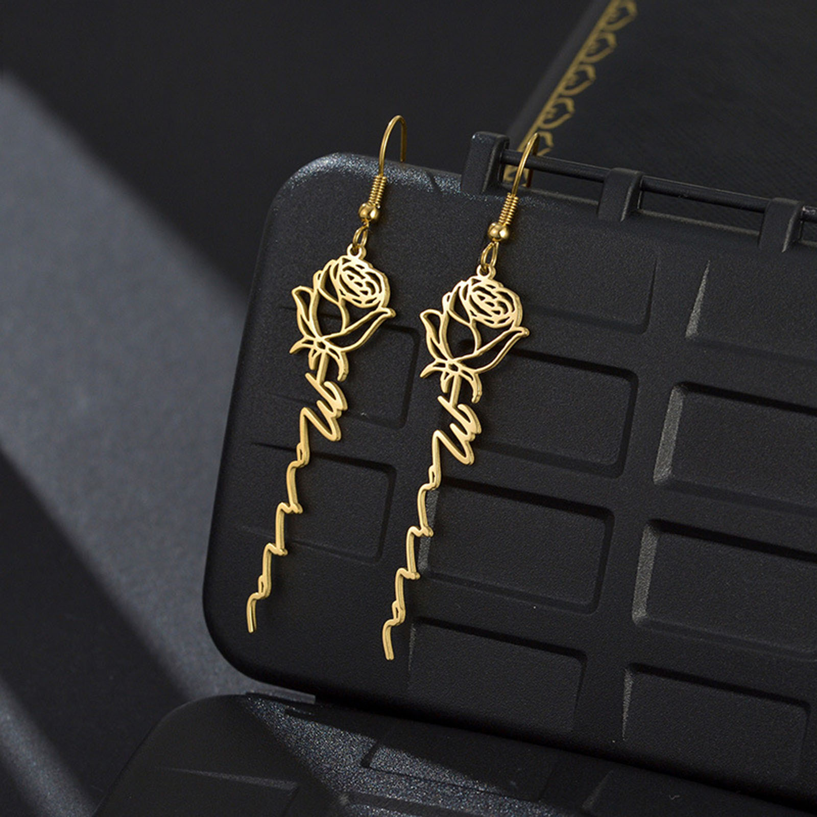 Изображение Нержавеющая Сталь Месяц рождения цветок Индивидуальные серьги с именем Персонализированная подвеска с буквой 1 Пара