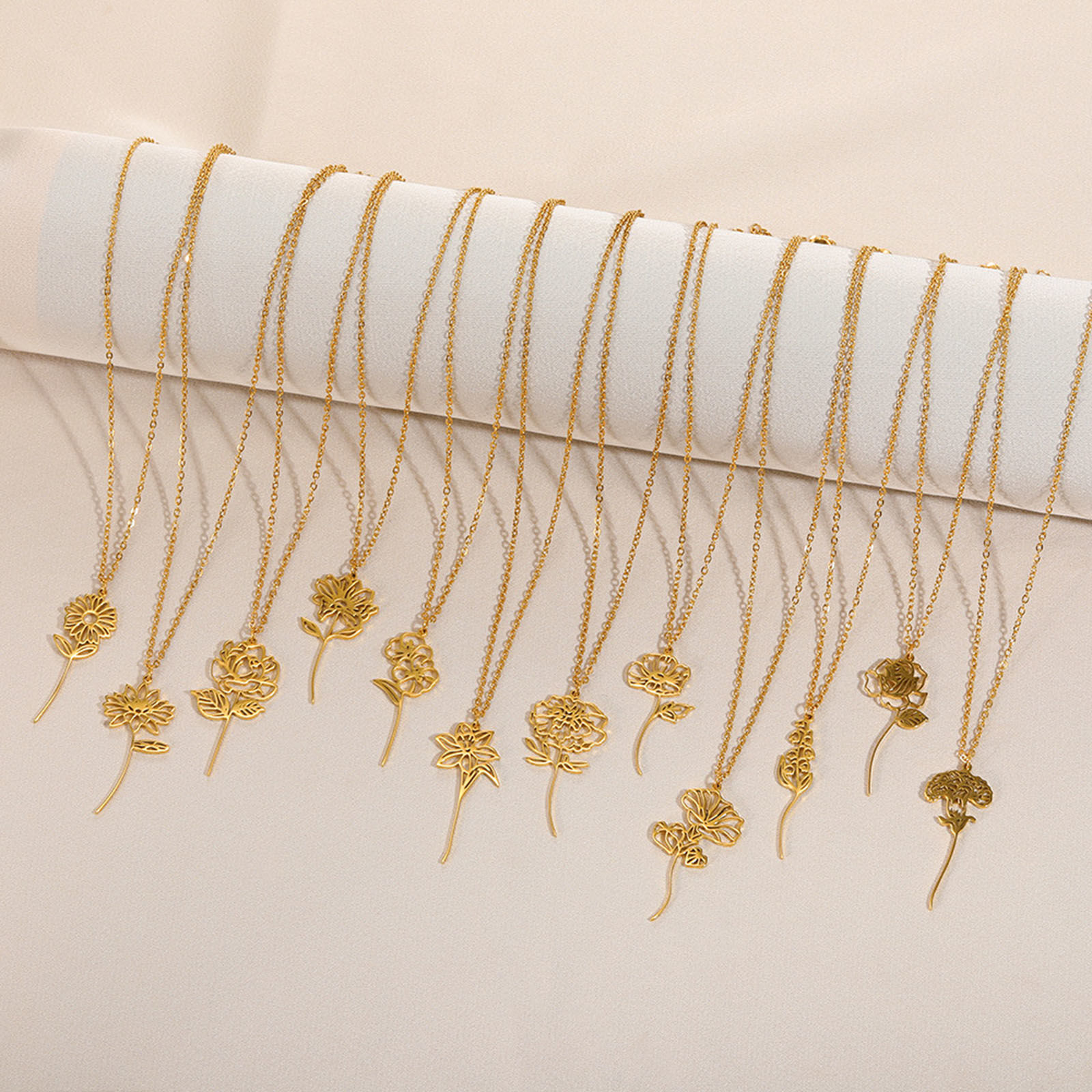 Imagen de 304 Acero Inoxidable Flor del Mes de Nacimiento Collares Chapado en Oro Hueco 38cm longitud, 1 Unidad