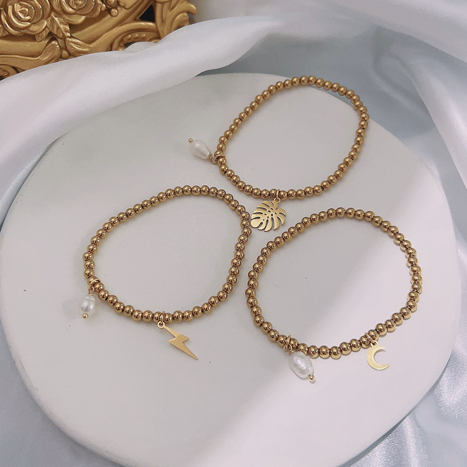 Bild von Umweltfreundlich Elegant Einfach 18K Gold plattiert 304 Edelstahl & Naturperle Halbmond Schmetterling Elastisch Charm-Armbänder Für Frauen Jubiläum 1 Strang