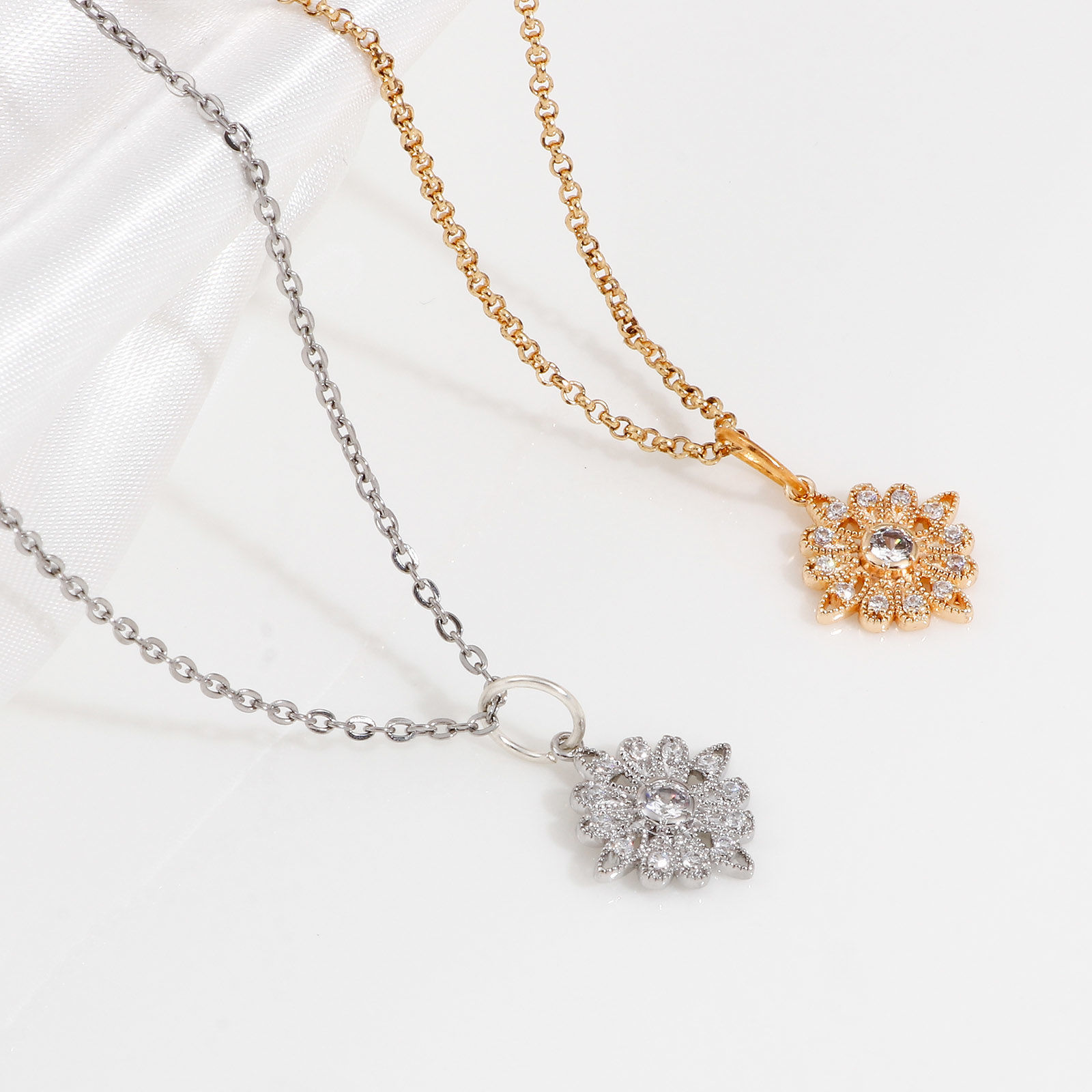 Picture of Brass Charms Real Gold Plated Flower Clear Cubic Zirconia