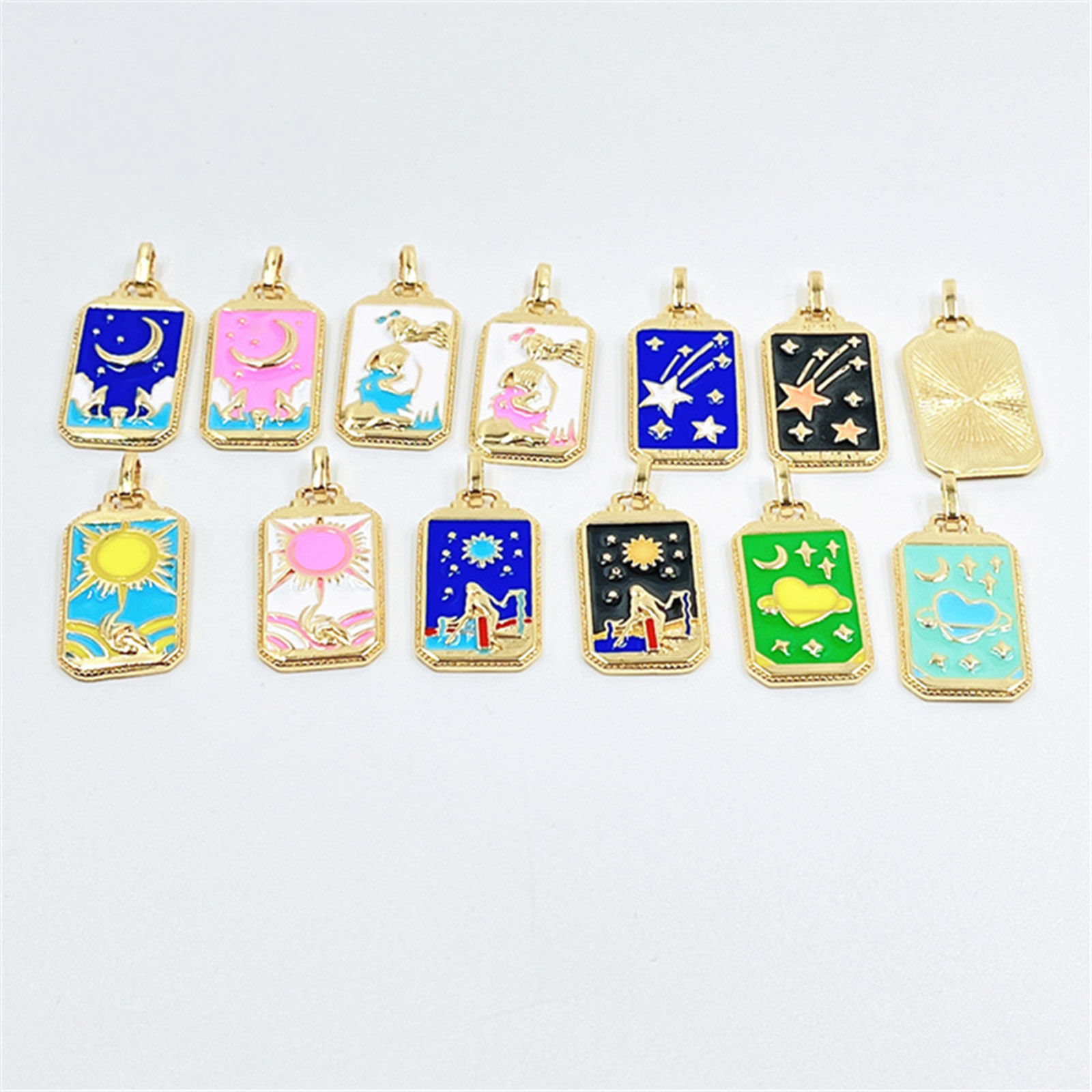 真鍮 タロット ペンダント 金メッキ 多色 エナメル 3.1cm x 1.4cm、 1 個 の画像