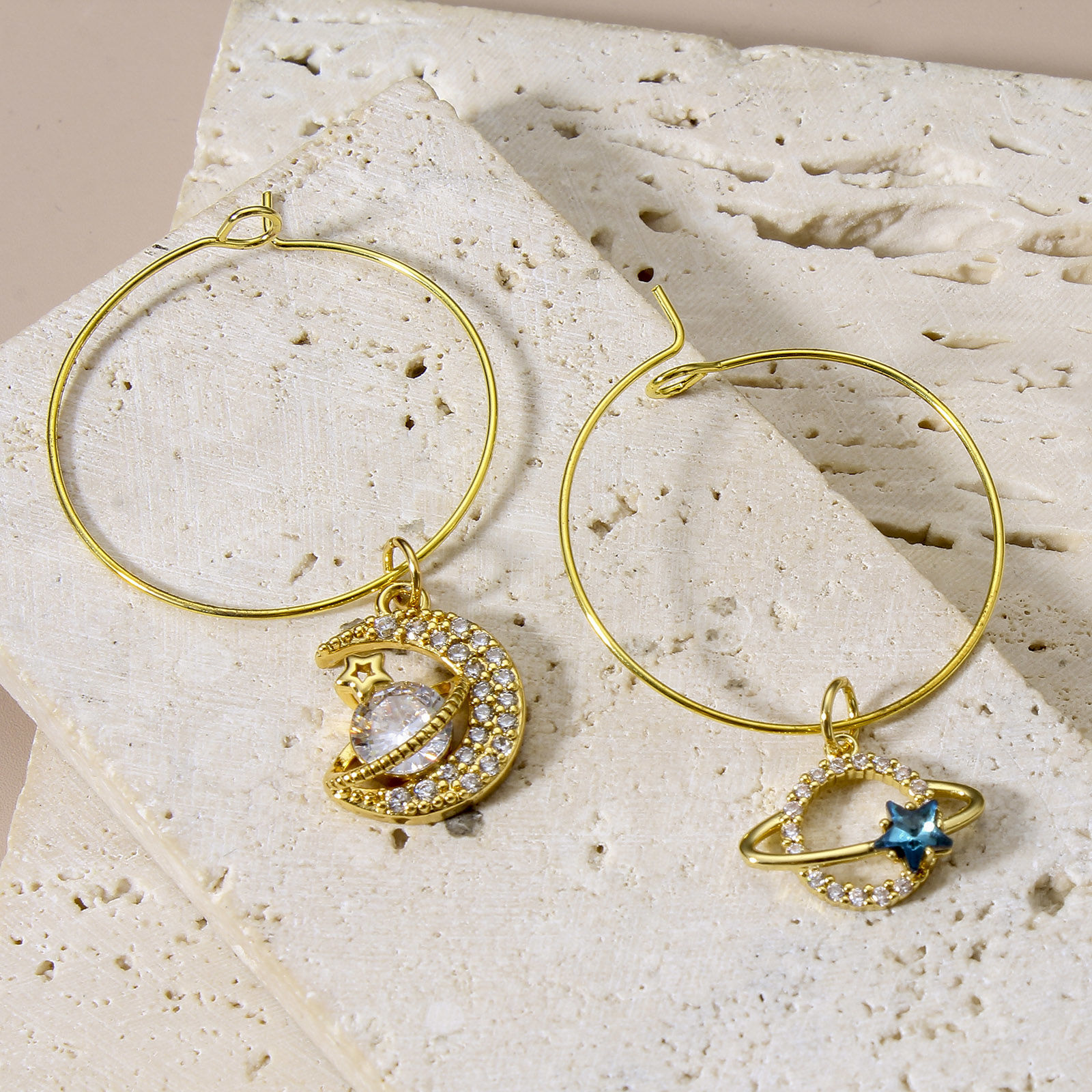 Bild von Messing Galaxis Charms 18K Echtgold plattiert Planet Klar Zirkonia 1 Stück