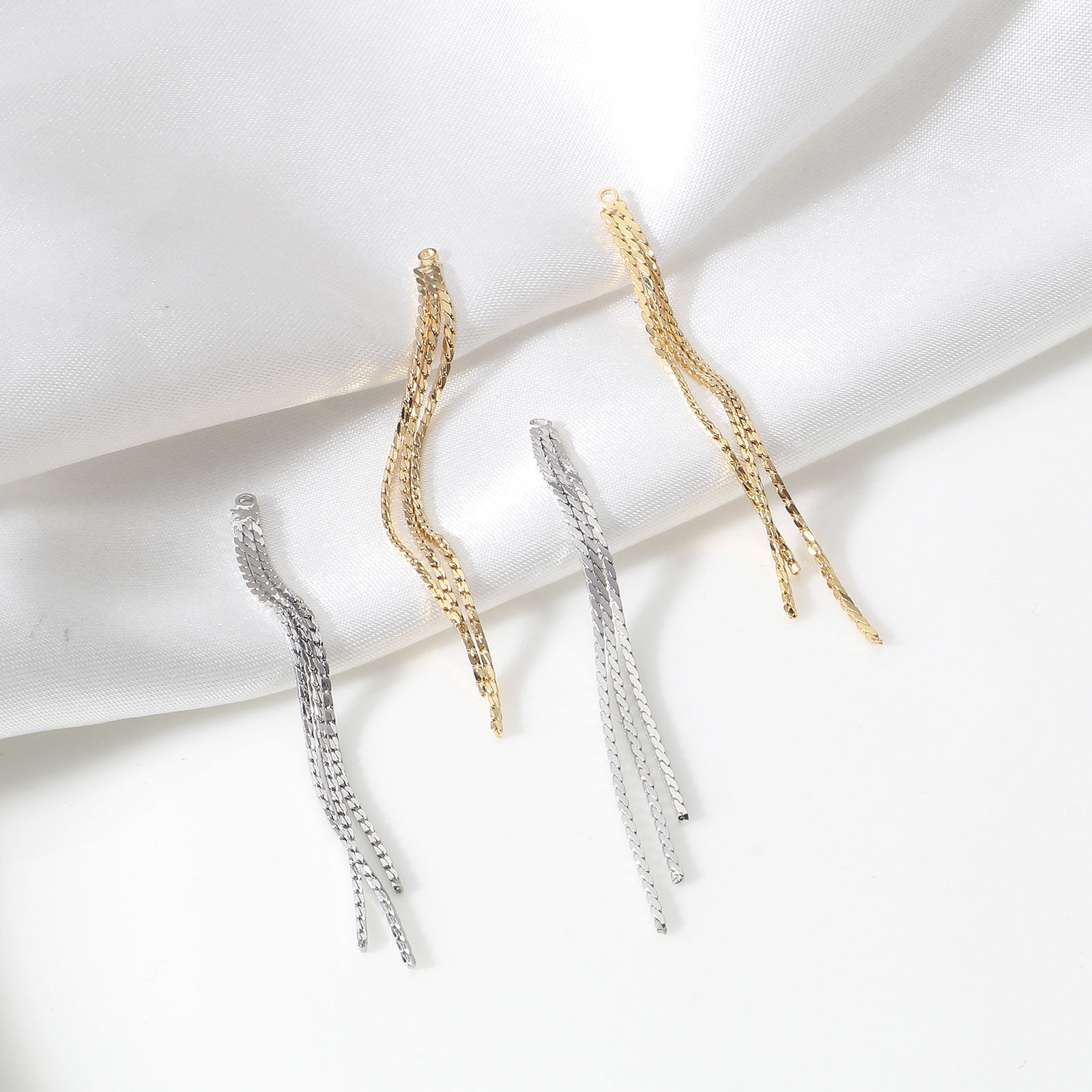 Image de Pendentifs en Laiton Franges Pompons Glands Plaqué Or Véritable 6.3cm x 0.3cm, 2 Pcs