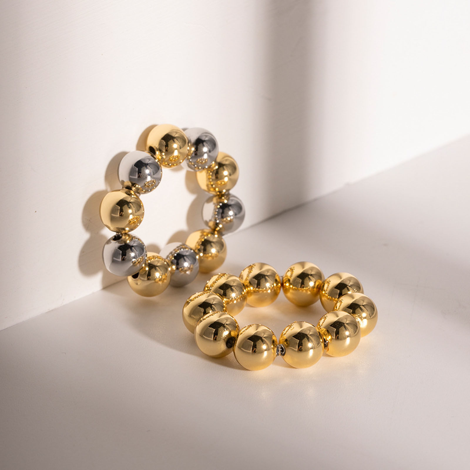 Immagine di Placcatura Sottovuoto Ecologica Elegante Semplice 18K Vero Oro Placcato Rame Elastico Palla Anelli di Perline Per Donne 1 Pz