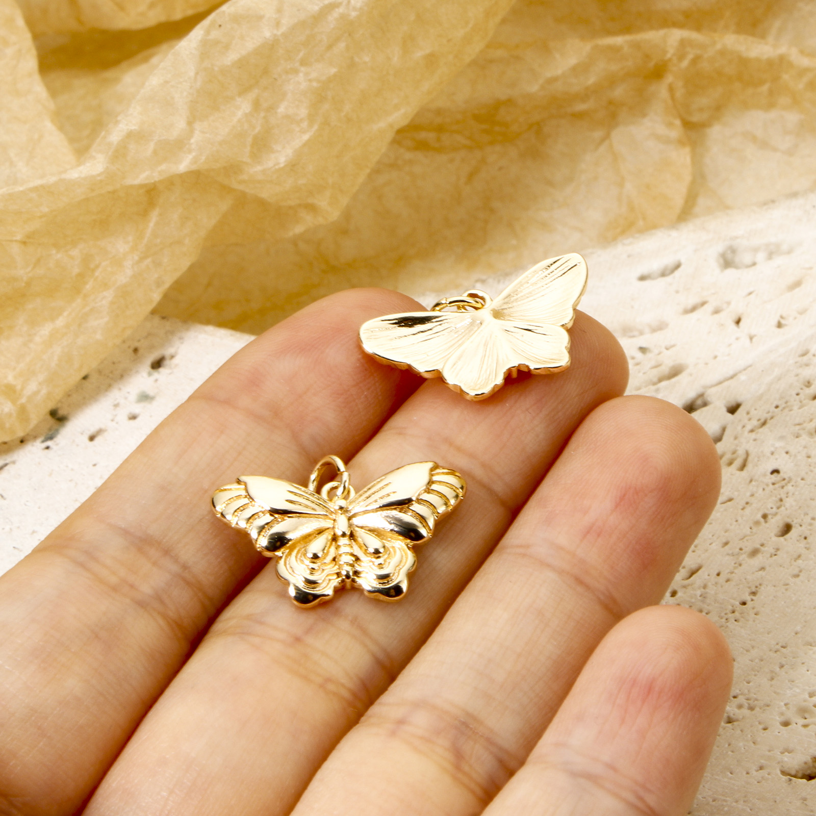 Image de Breloques Insecte en Laiton Papillon Plaqué Or Véritable à Zircone Cubique Clair 14mm x 13mm, 2 Pcs