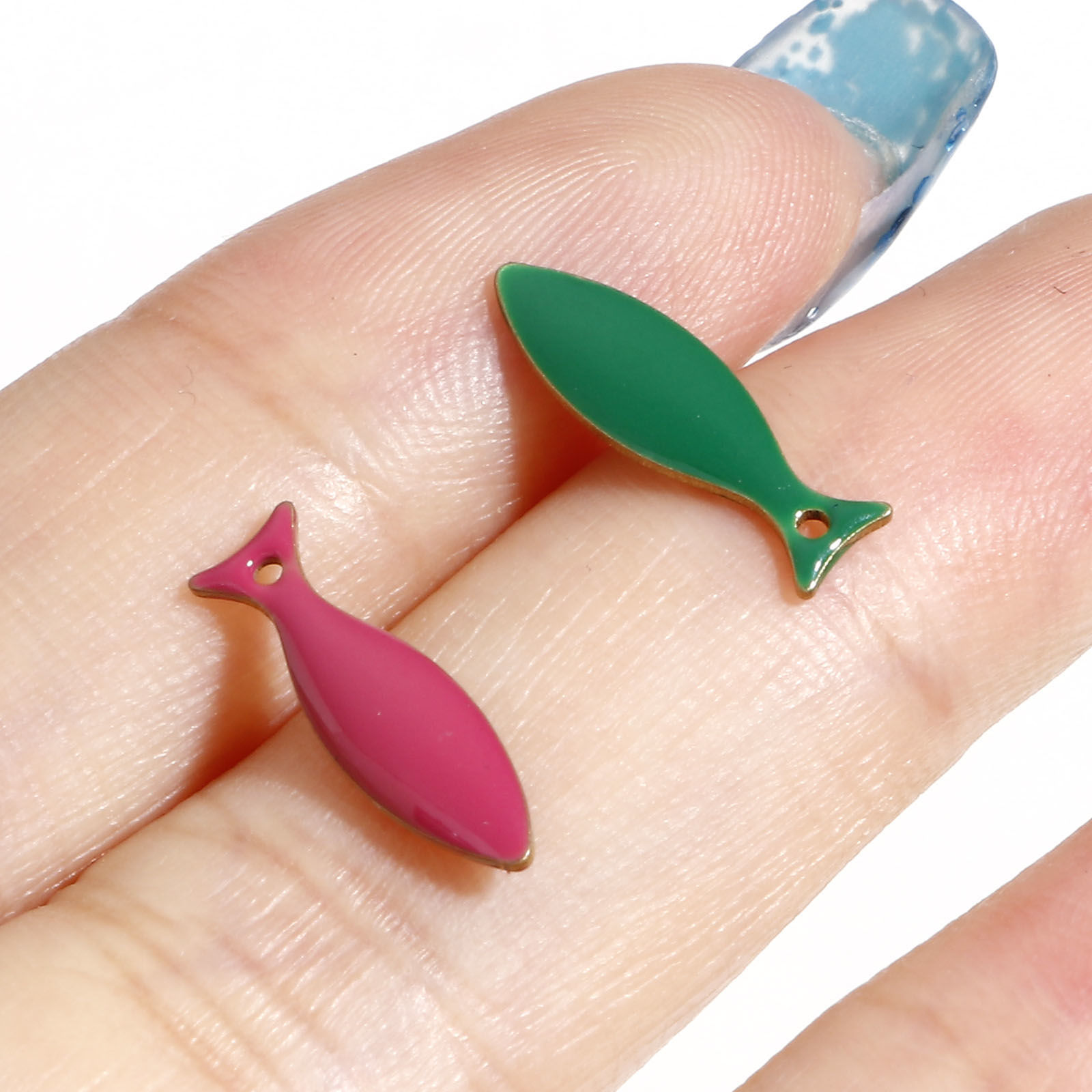 真鍮 エナメル スパンコール チャーム 真鍮色 多色 魚 エナメル 15mm x 4mm、 10 個 の画像