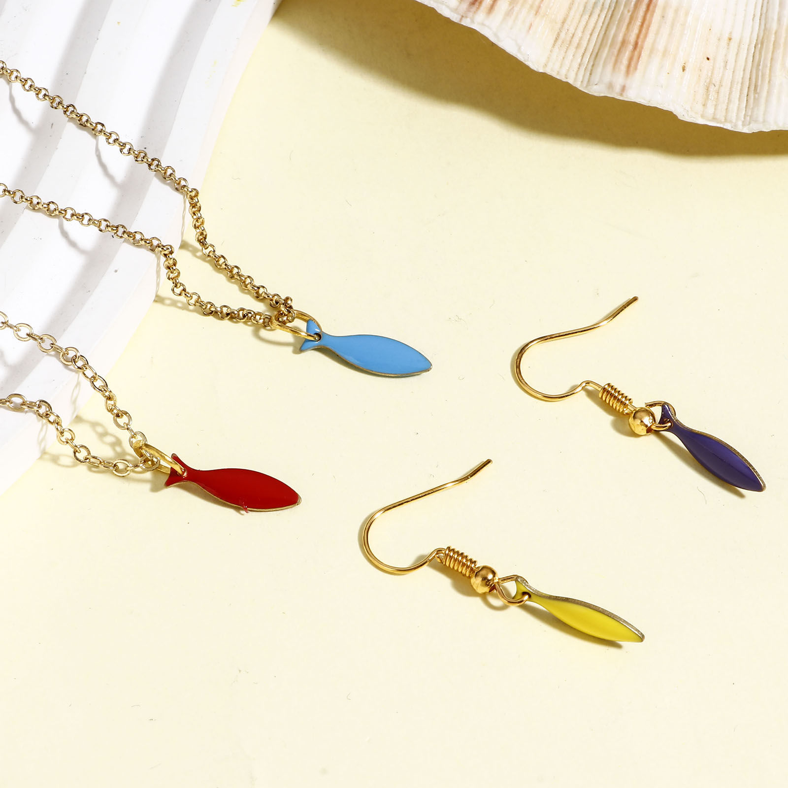 真鍮 エナメル スパンコール チャーム 真鍮色 多色 魚 エナメル 15mm x 4mm、 10 個 の画像