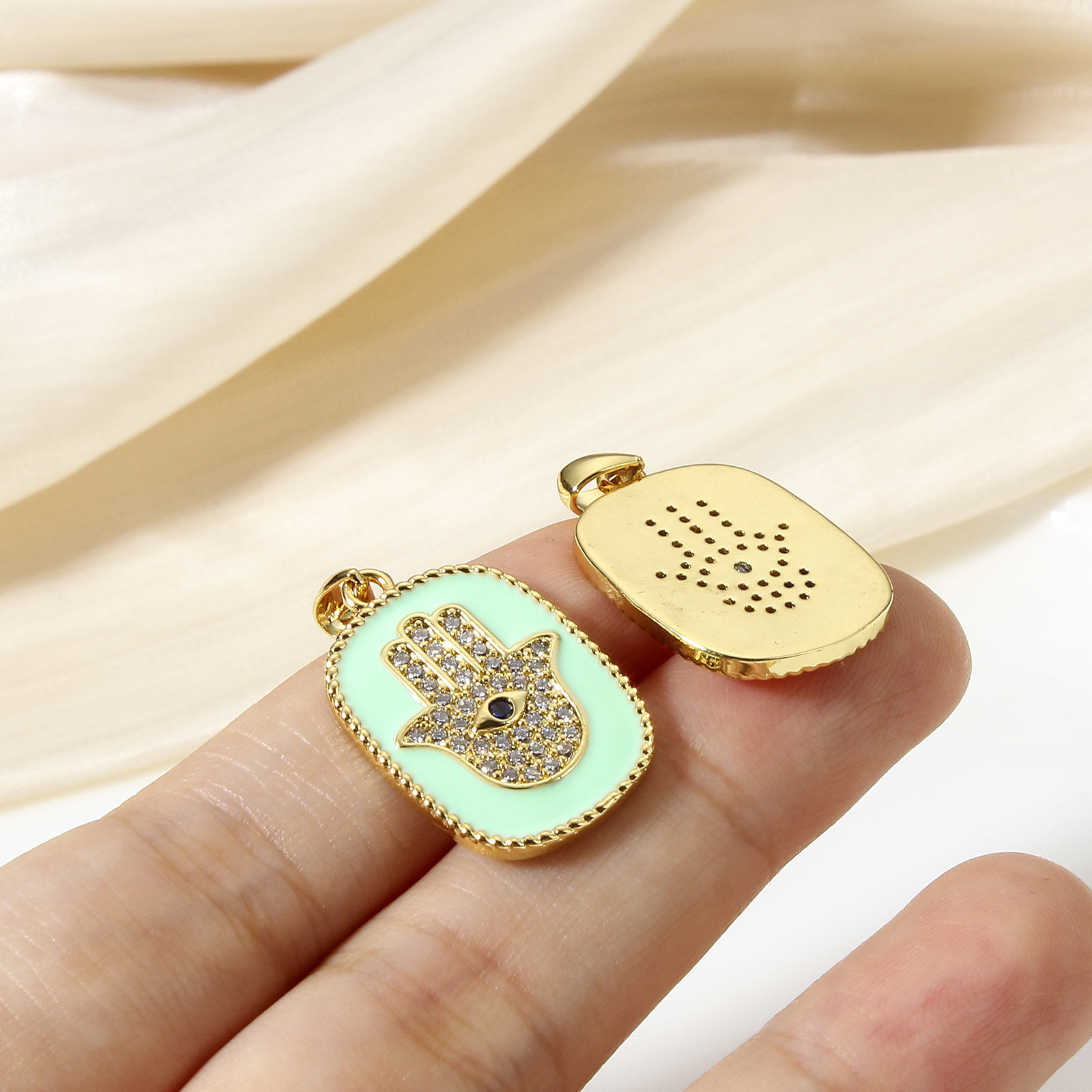Image de 1 Pièce Breloques Religieux en Laiton Rectangle Plaqué Or Véritable 18K Multicolore Khamsa Symbole Paume Émail à Zircone Cubique Clair & Bleu 27mm x 16mm