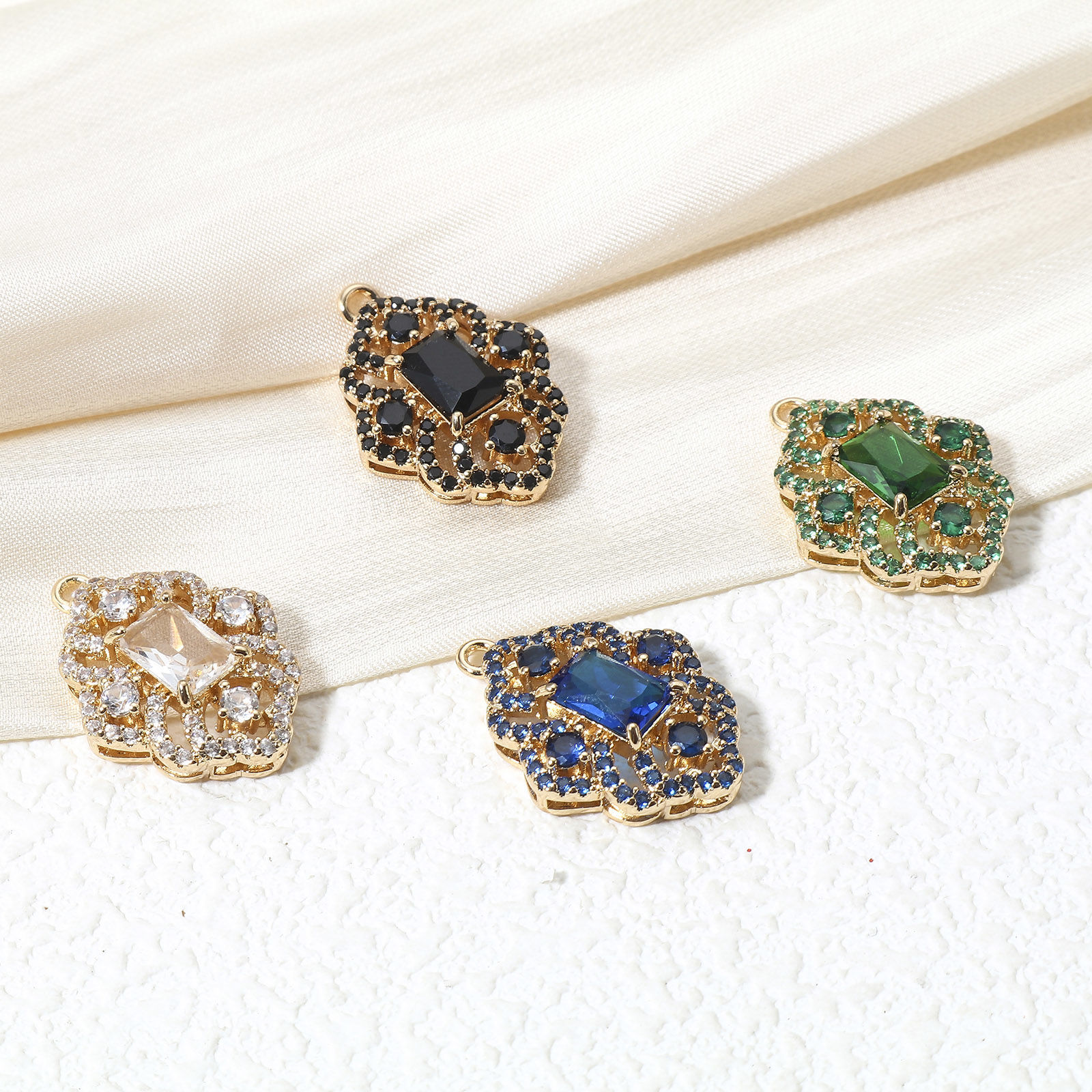 Image de 1 Pièce Breloques Style Royal en Laiton Doré Losange Fleurs Creuses Avec Cabochon en Verre à Strass Coloré 22mm x 16mm
