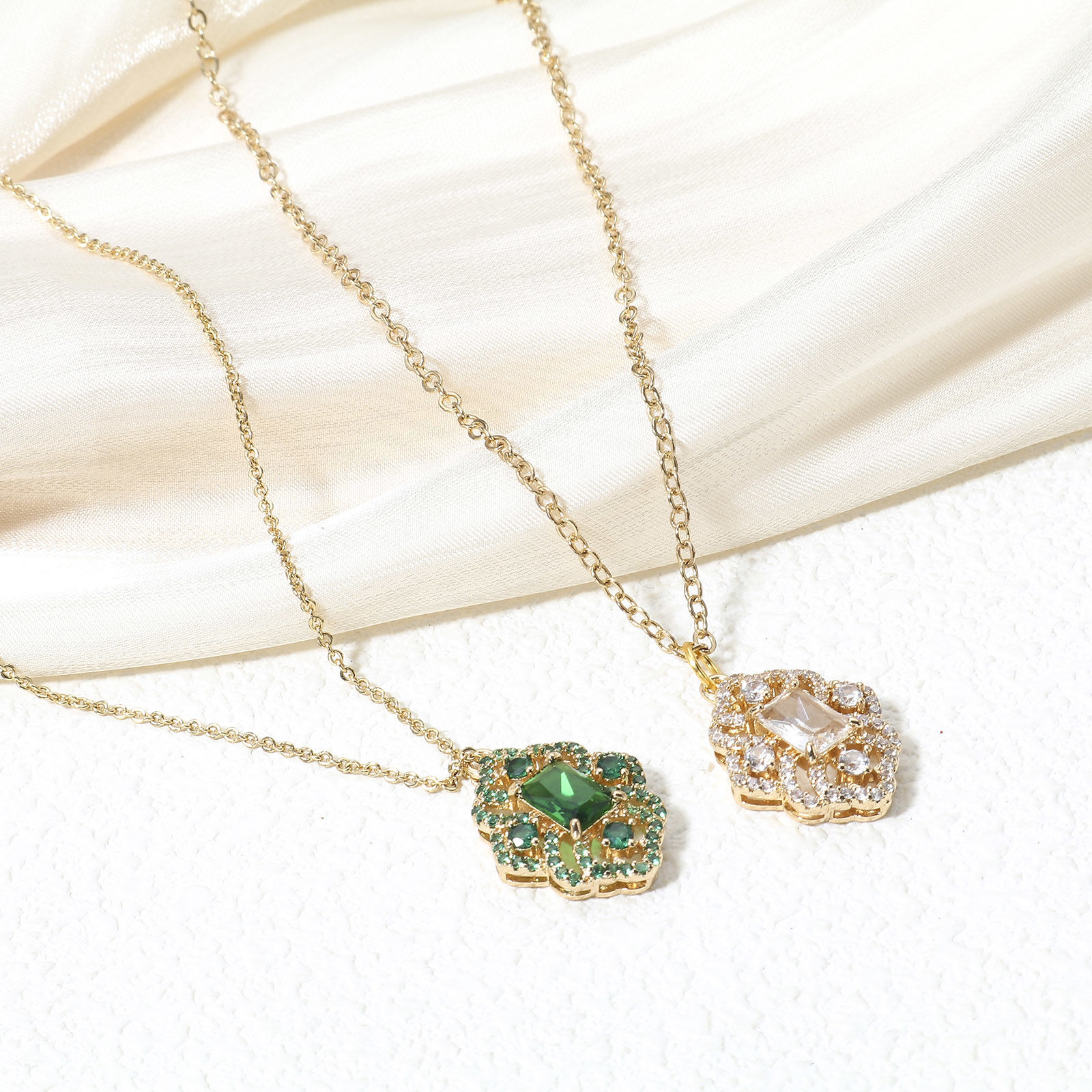 Image de 1 Pièce Breloques Style Royal en Laiton Doré Losange Fleurs Creuses Avec Cabochon en Verre à Strass Coloré 22mm x 16mm