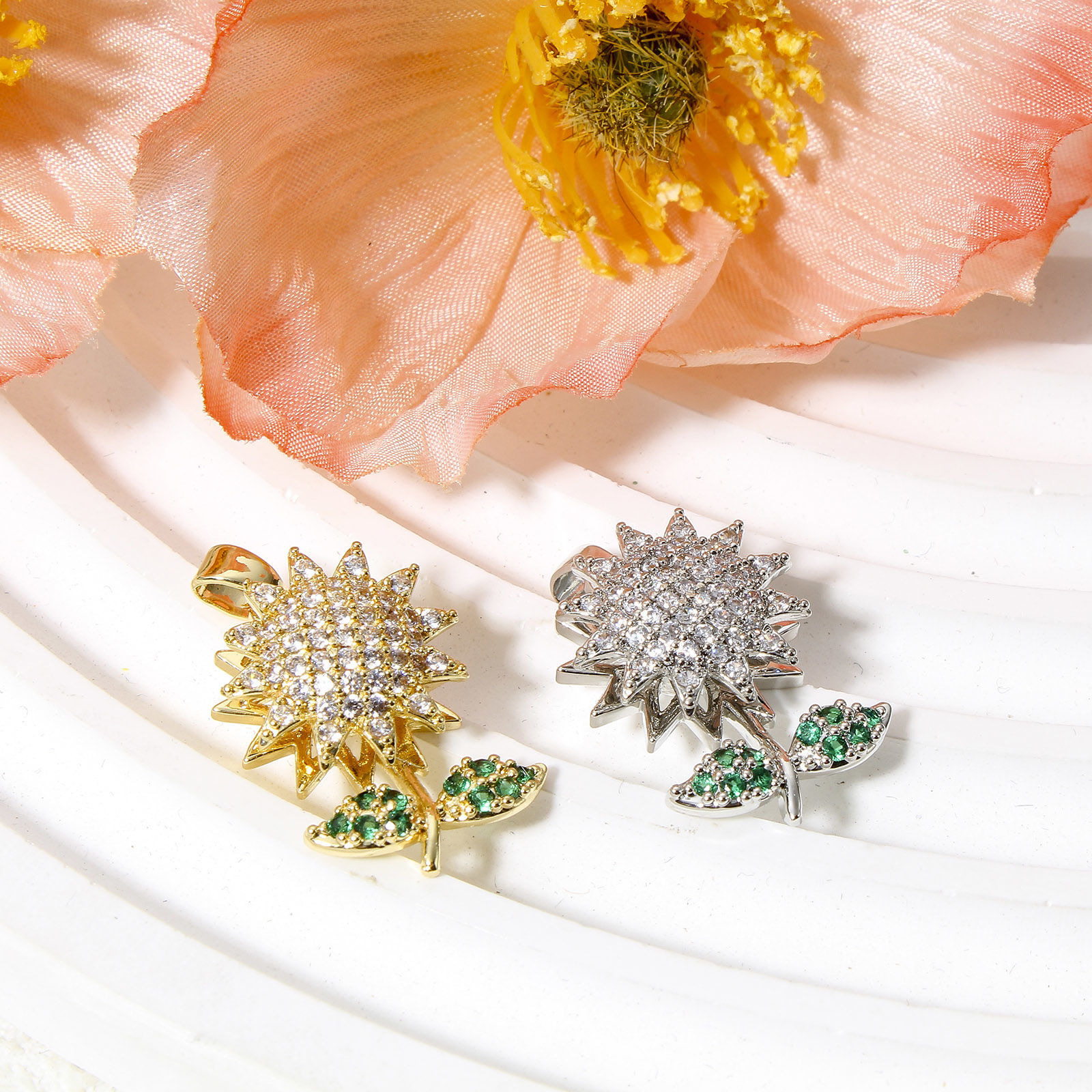1 個 真鍮 チャーム ペンダント 多色 ヒマワリ 回転可能 クリア ジルコン 26mm x 15mm、 の画像