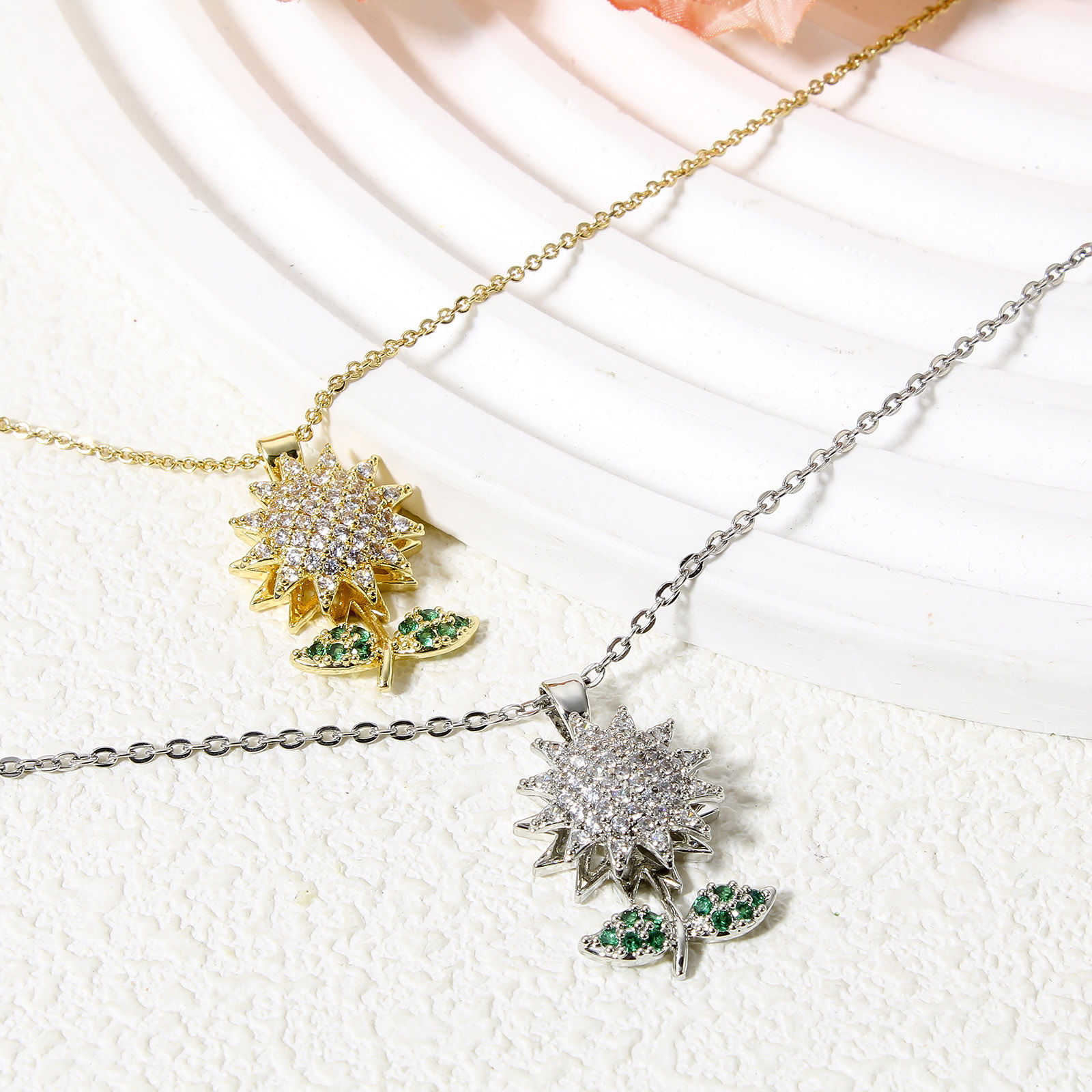 1 個 真鍮 チャーム ペンダント 多色 ヒマワリ 回転可能 クリア ジルコン 26mm x 15mm、 の画像