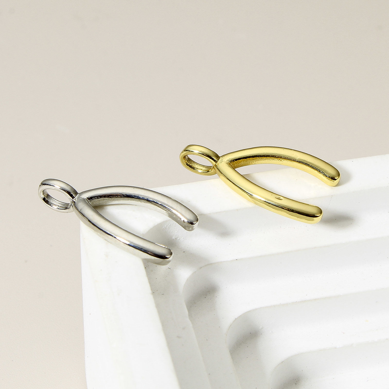 Bild von 1 Stück Messing Charms Echtgold plattiert Wishbone 17mm x 9mm