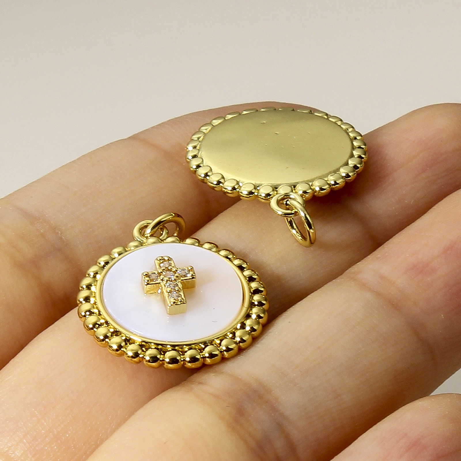 1 個 シェル+真鍮 チャーム 円形 18Kリアルゴールドメッキ マイクロパヴェ クリアジルコン 24mmx 18mm の画像