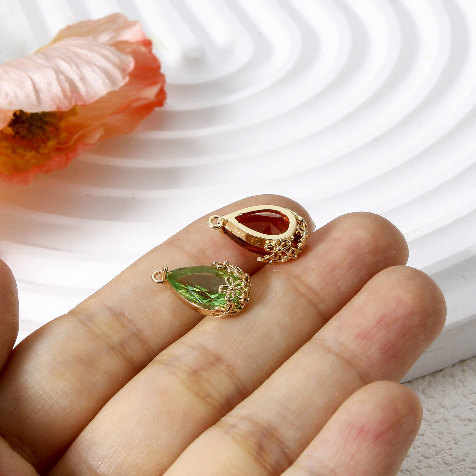 5 個 真鍮+ガラス チャーム 金メッキ 多色 滴 ドロップ 梅の花 16mm x 9.5mm の画像