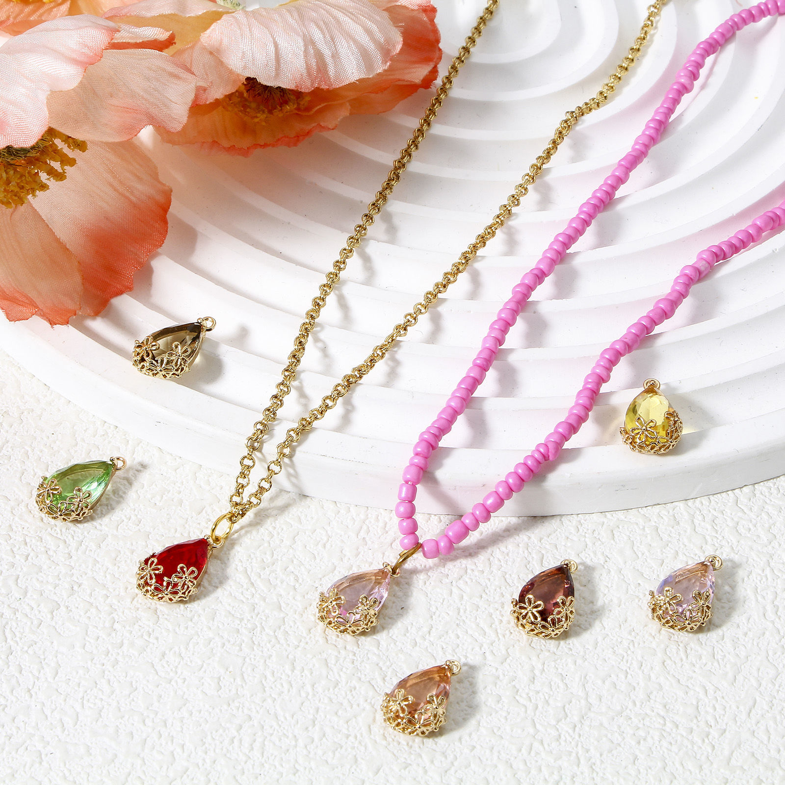 5 個 真鍮+ガラス チャーム 金メッキ 多色 滴 ドロップ 梅の花 16mm x 9.5mm の画像