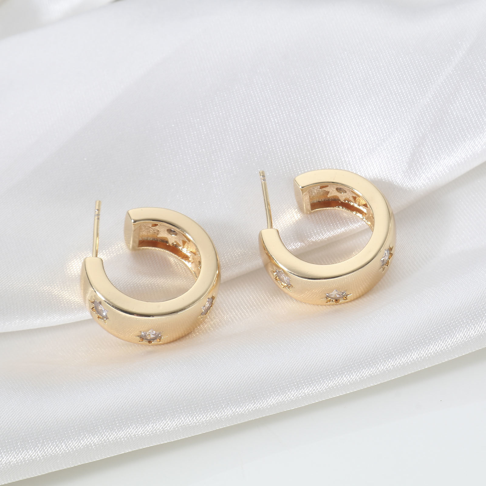 Image de 2 Pcs Placage Sous Vide Écologique À la Mode Boucles d'Oreilles Créole Anneaux Géométrique en Cuivre Cœur Pentacle Plaqué Or Véritable 18K Fête Unisexe