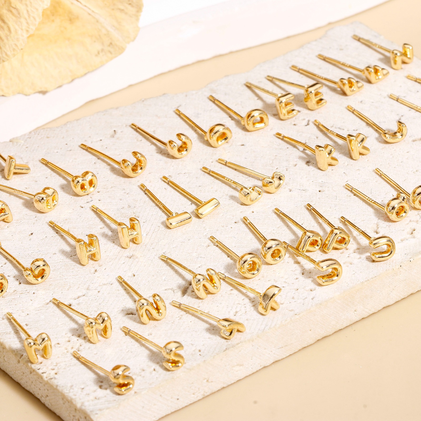 2 個 エコフレンドリー 真空メッキ シンプルでカジュアル 母の日 K18リアルゴールドメッキ 銅 レター 文字「 A-Z」 イヤリング 女性のため 記念日 の画像