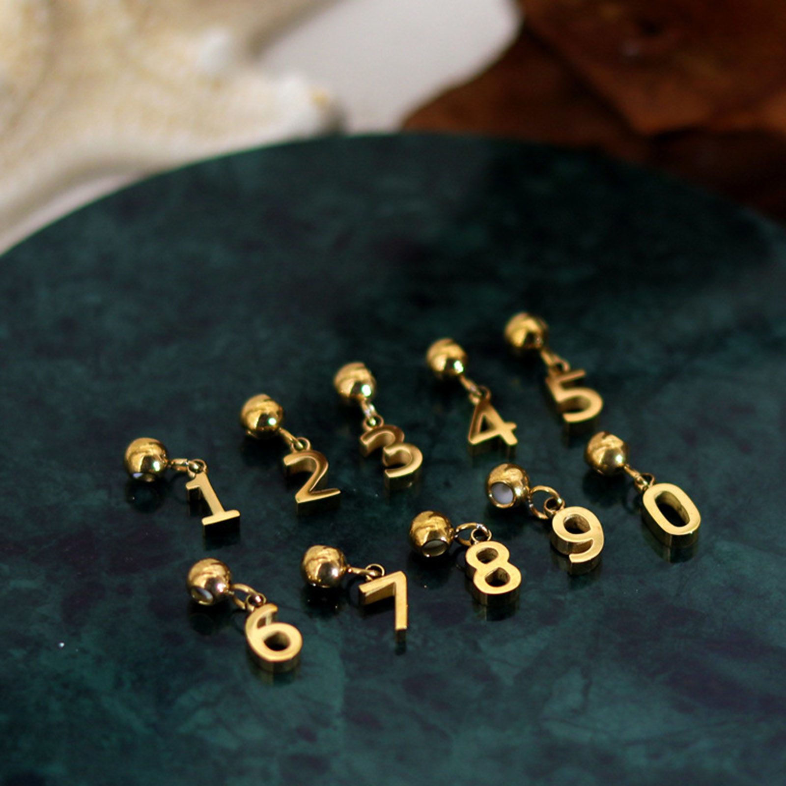 1 個 304ステンレス鋼 ミニ ダングル ビーズ レター 18Kゴールドメッキ 数字 12mm x 6mm、 の画像