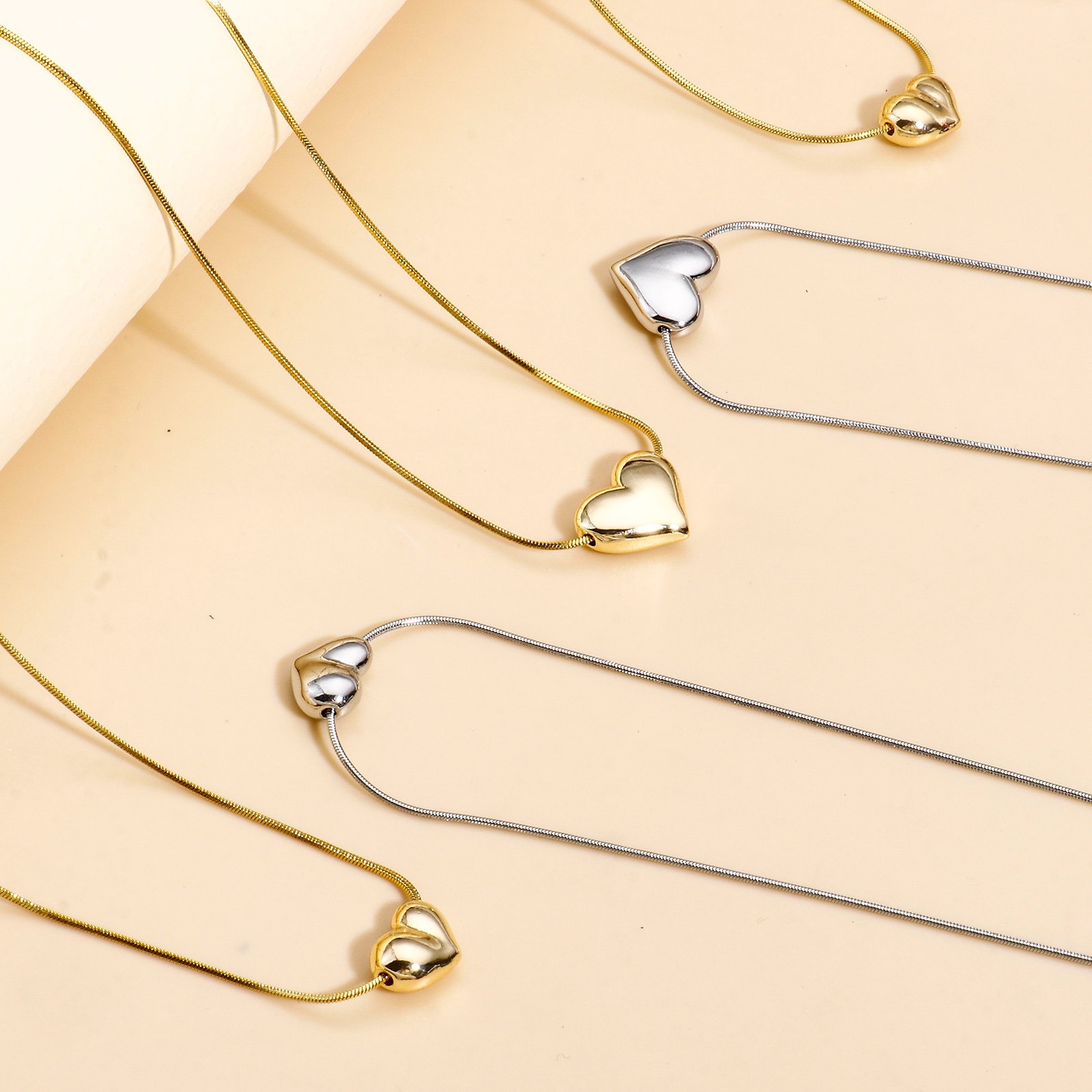 Bild von 2 Stück Messing Valentinstag Charms Echtgold plattiert Herz 3D