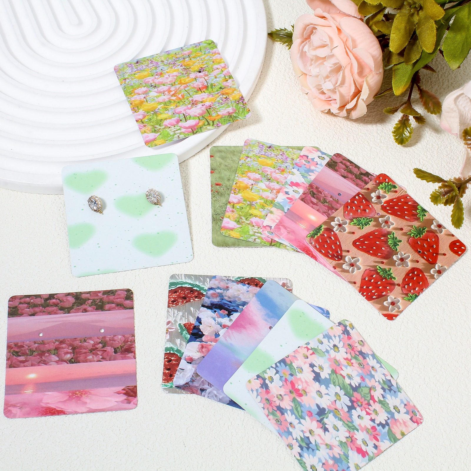 Bild von 50 Stück Kunstpapier Schmuck Ohrringe Display Karte Quadrat Bunt 6cm x 6cm