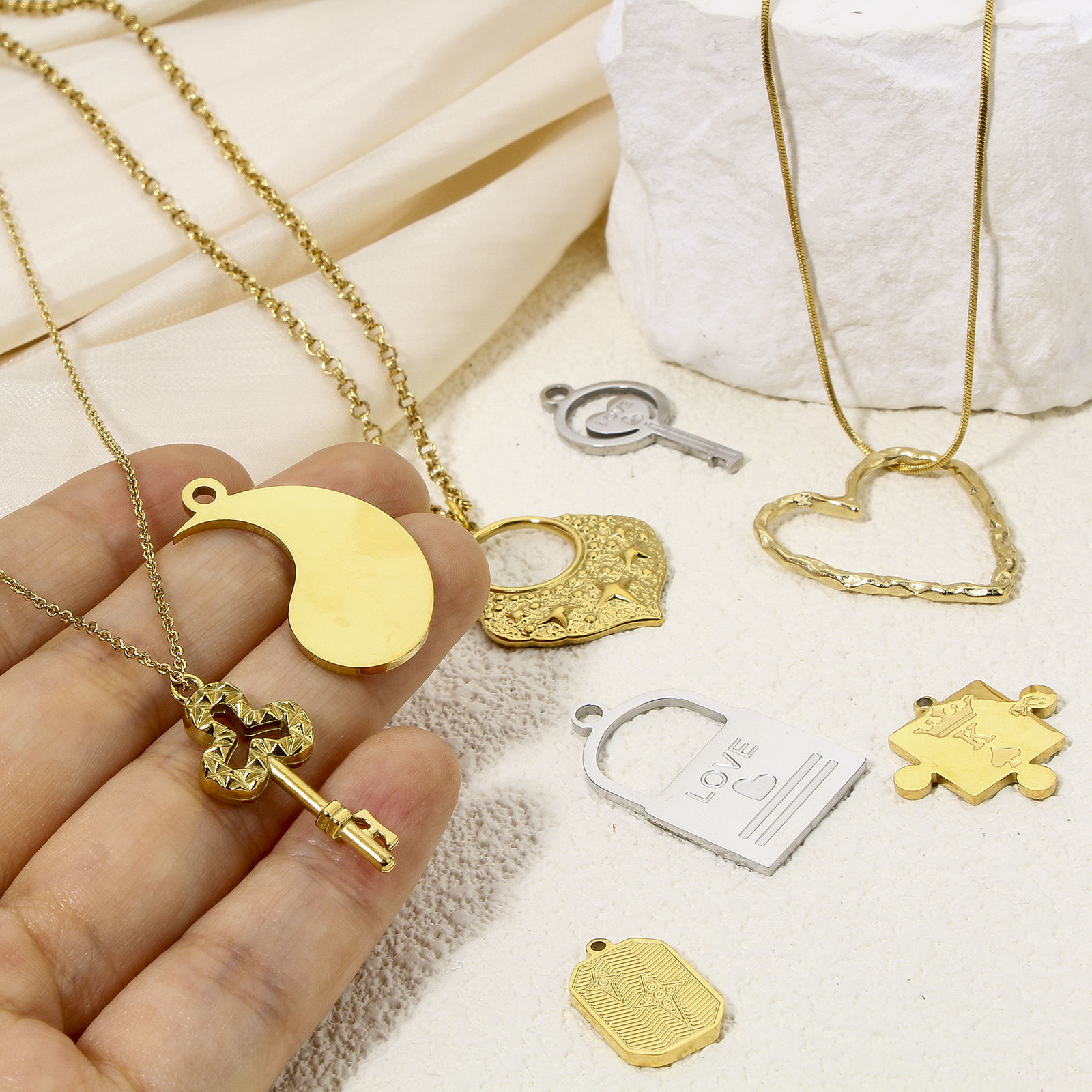 Bild von 1 Stück Umweltfreundlich 304 Edelstahl Geometrisch Charms Schlüssel Bunt Herz Message " LOVE " Hohl