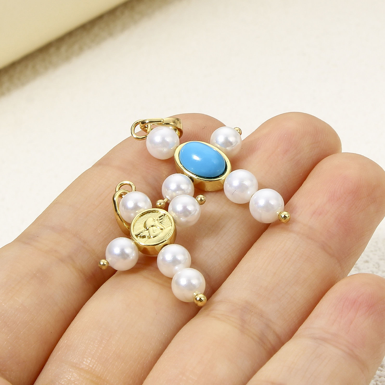 1 個 エコフレンドリー 真鍮 宗教 チャーム ペンダント クロス K18ゴールドフィルド アクリル模造真珠 の画像