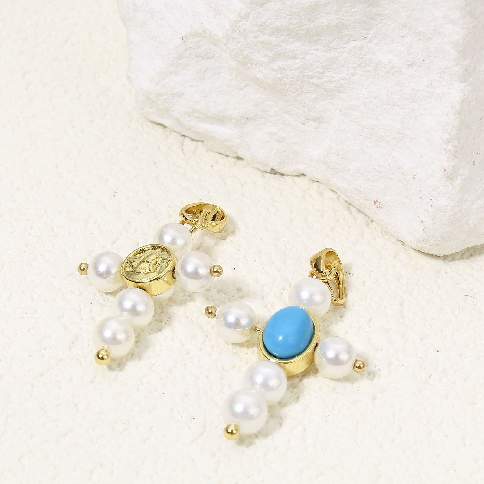 1 個 エコフレンドリー 真鍮 宗教 チャーム ペンダント クロス K18ゴールドフィルド アクリル模造真珠 の画像