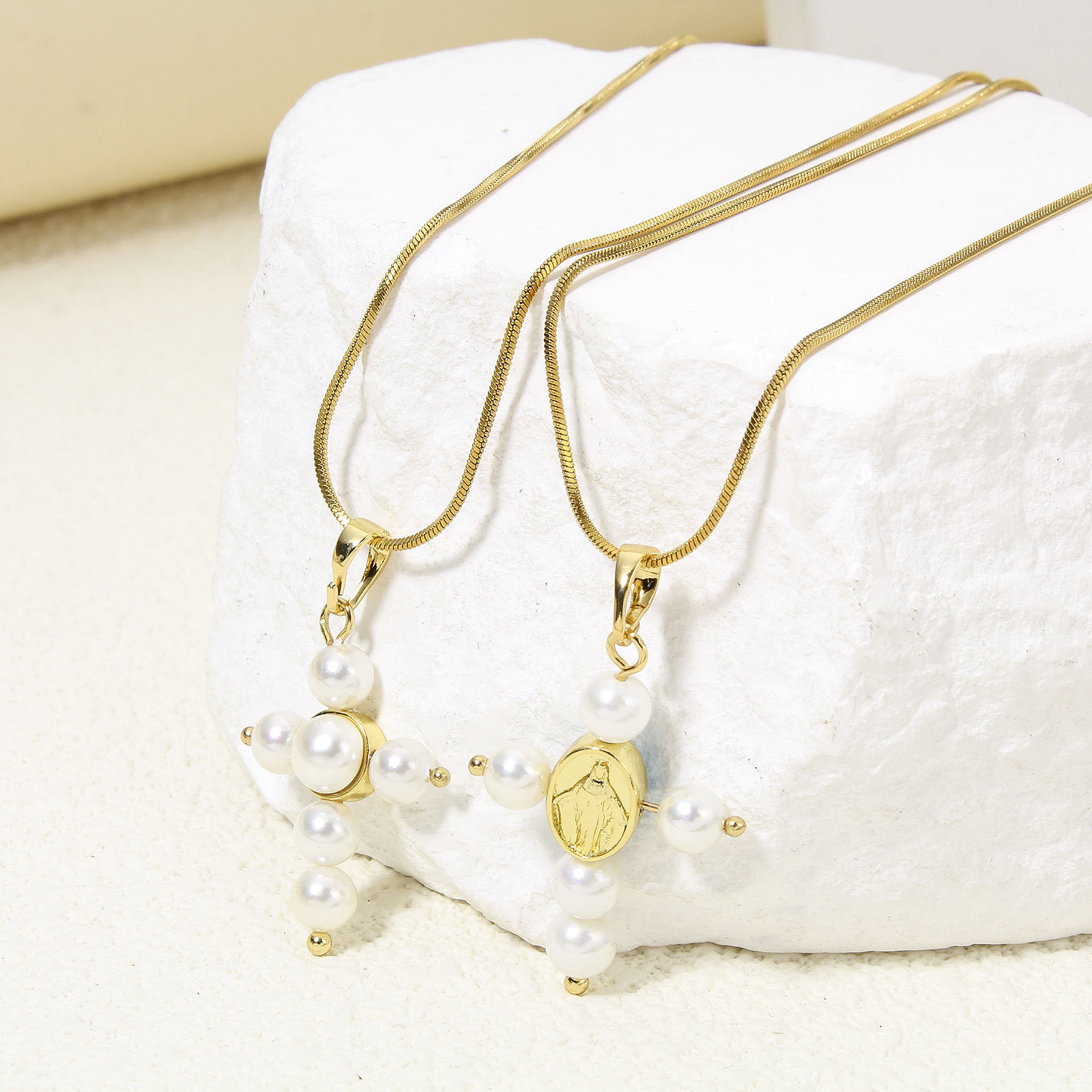 1 個 エコフレンドリー 真鍮 宗教 チャーム ペンダント クロス K18ゴールドフィルド アクリル模造真珠 の画像