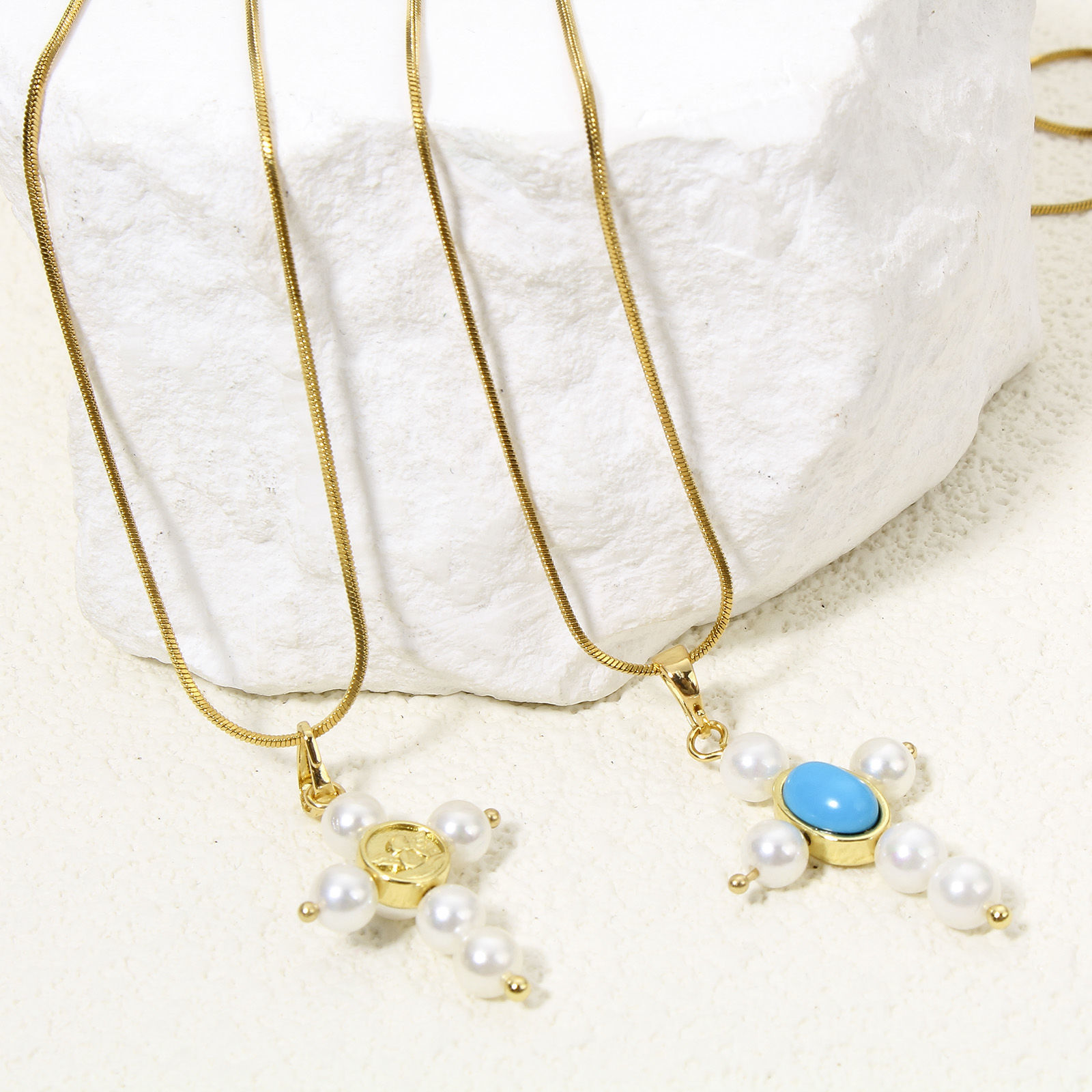 1 個 エコフレンドリー 真鍮 宗教 チャーム ペンダント クロス K18ゴールドフィルド アクリル模造真珠 の画像