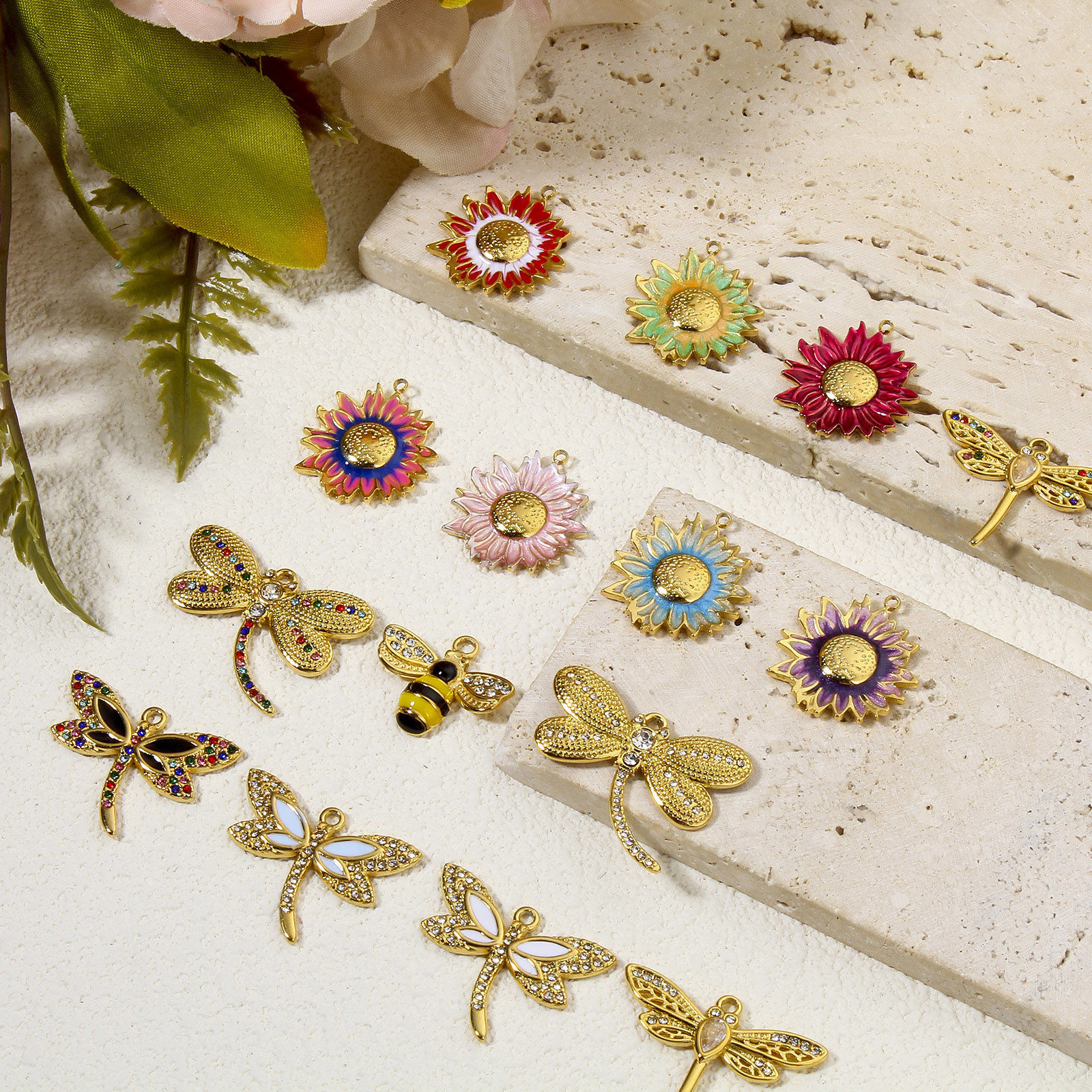Image de 1 Pièce Breloques en 304 Acier Inoxydable Respectueux de la Nature Style Pastoral Abeille Doré Multicolore Fleurs de Soleil Émail à Strass Transparent