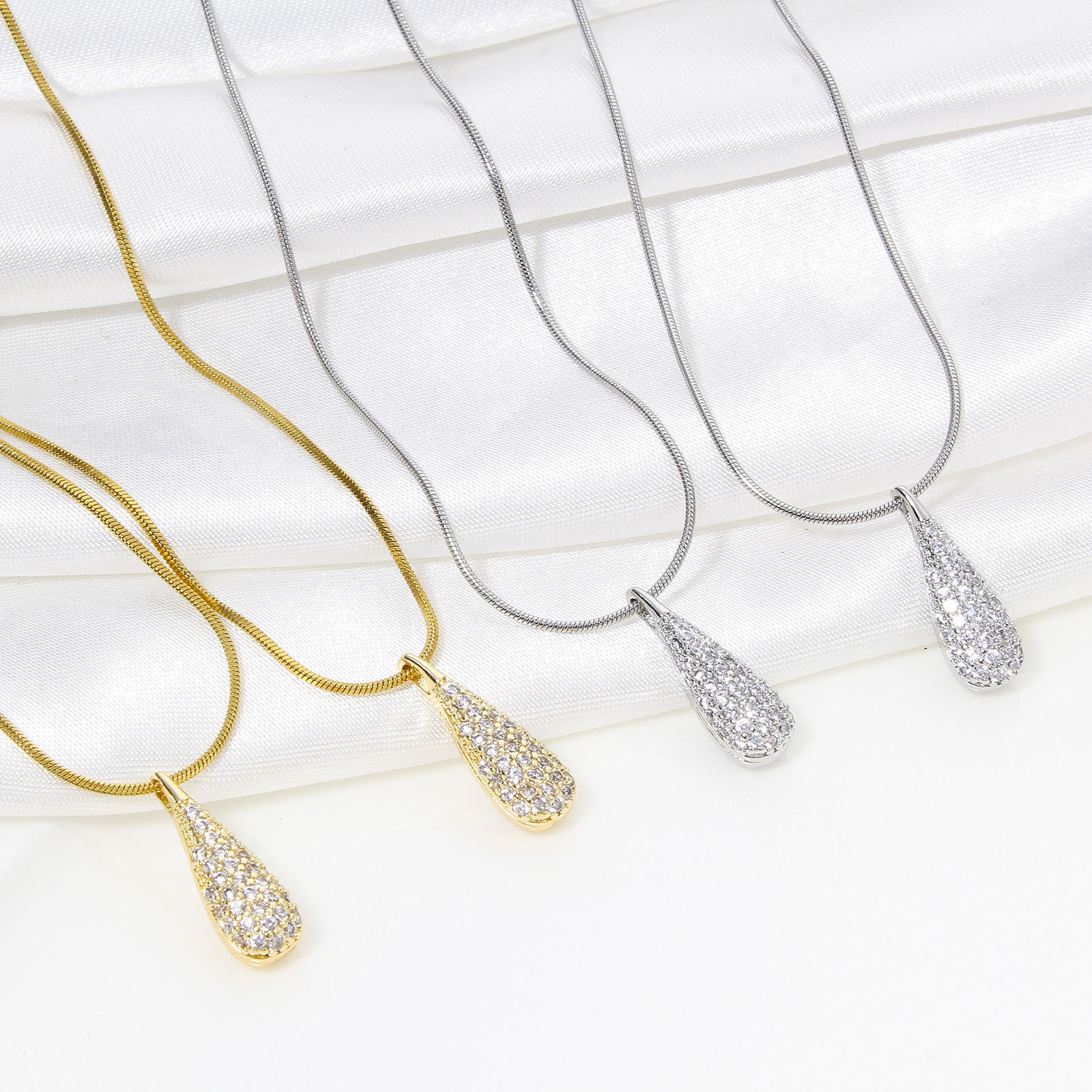 Image de 1 Pièce Breloques Micro Pave en Laiton Respectueux de la Nature Goutte d'Eau Plaqué Or Véritable 3D à Zircone Cubique Clair 18mm x 6mm