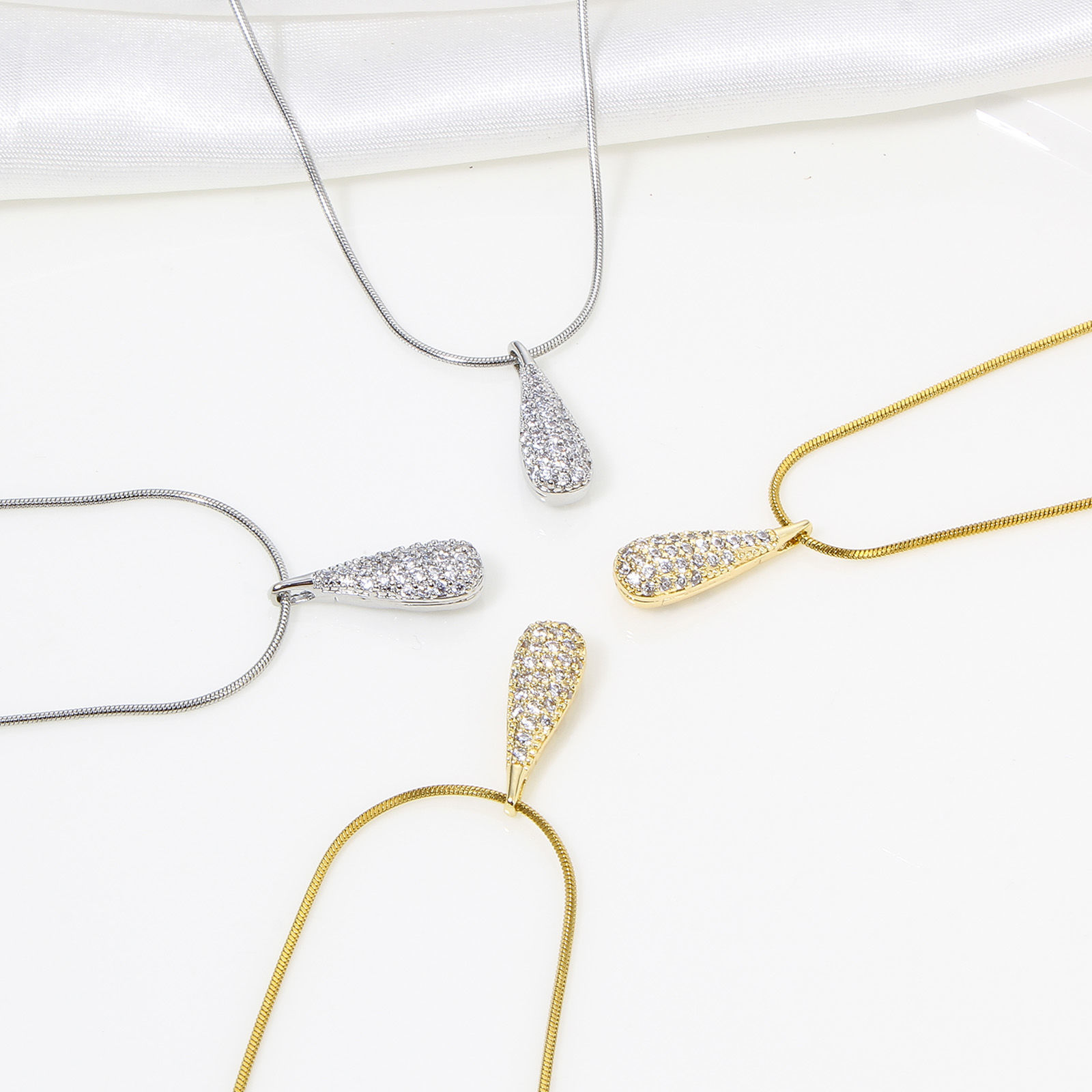 Image de 1 Pièce Breloques Micro Pave en Laiton Respectueux de la Nature Goutte d'Eau Plaqué Or Véritable 3D à Zircone Cubique Clair 18mm x 6mm