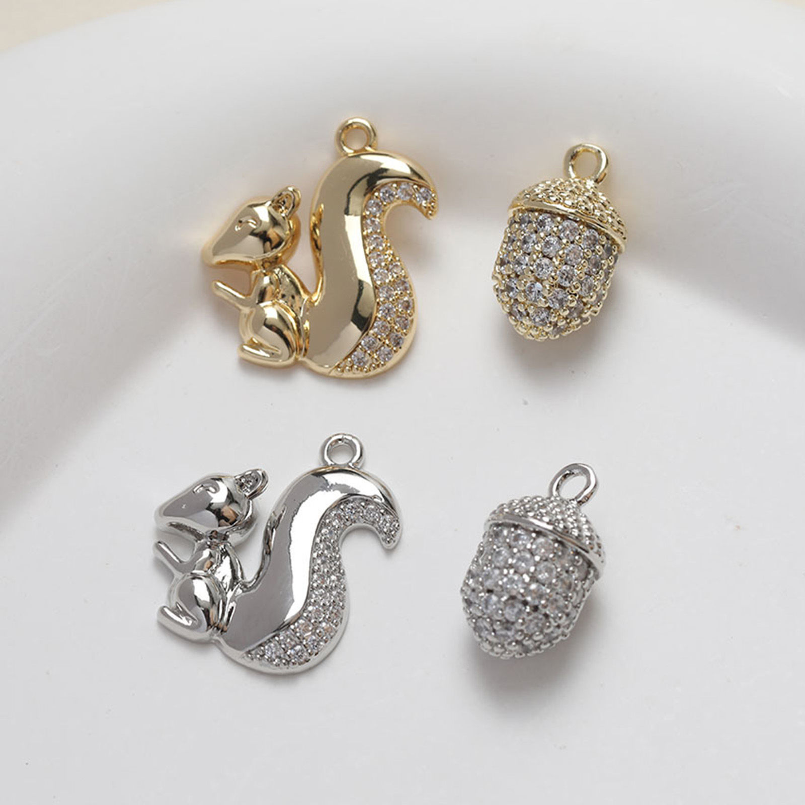 Image de 1 Pièce Breloques en Laiton Ecureuil Multicolore Pomme de pin Micro Pave à Zircone Cubique Clair