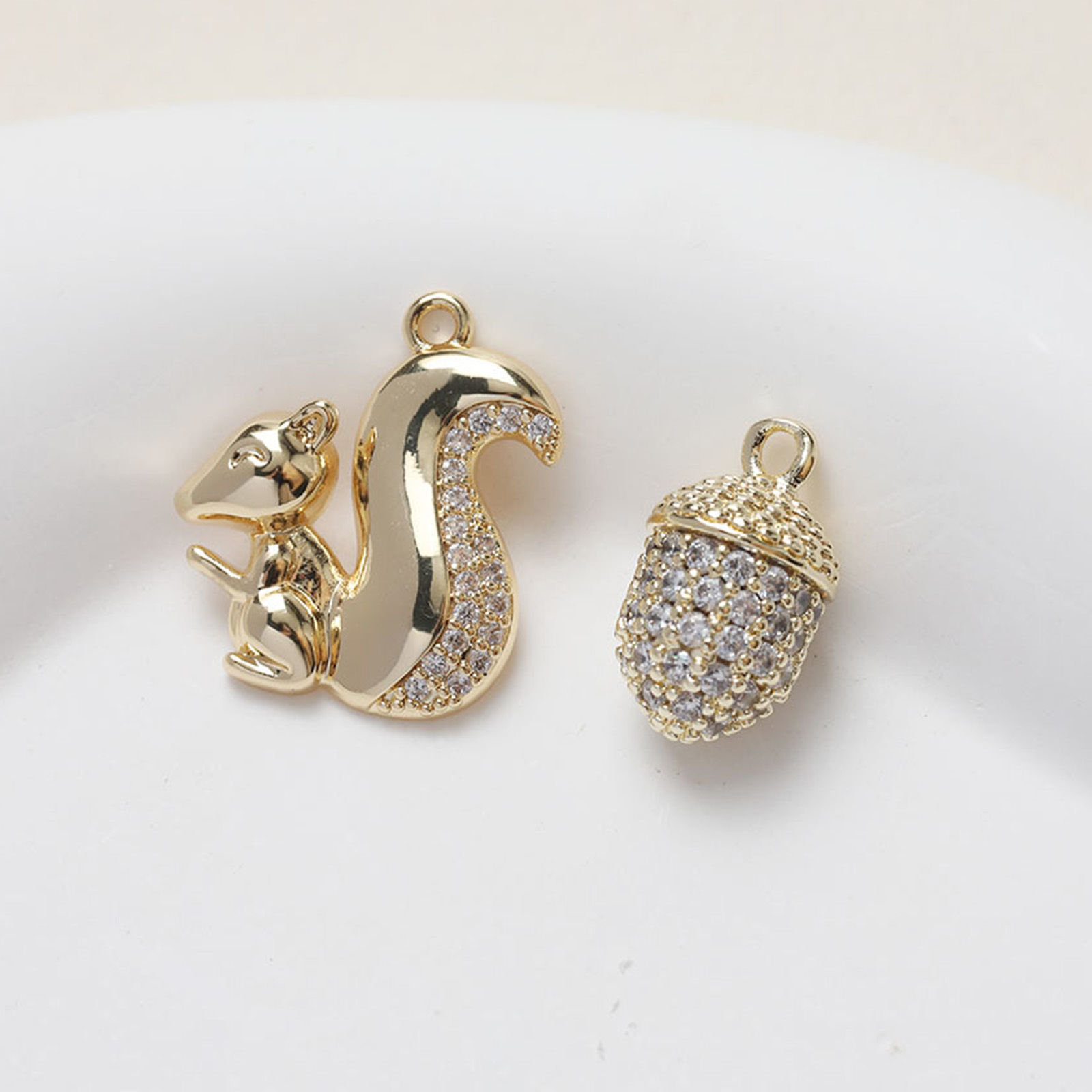 Image de 1 Pièce Breloques en Laiton Ecureuil Multicolore Pomme de pin Micro Pave à Zircone Cubique Clair