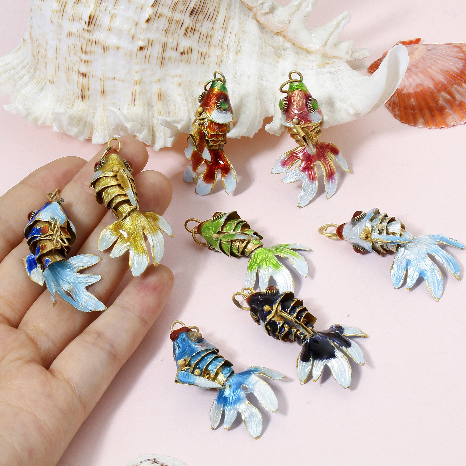 1 個 真鍮 海ジュエリー ペンダント 金メッキ 多色 魚 可動式 4.8cm x 2.4cm、 の画像