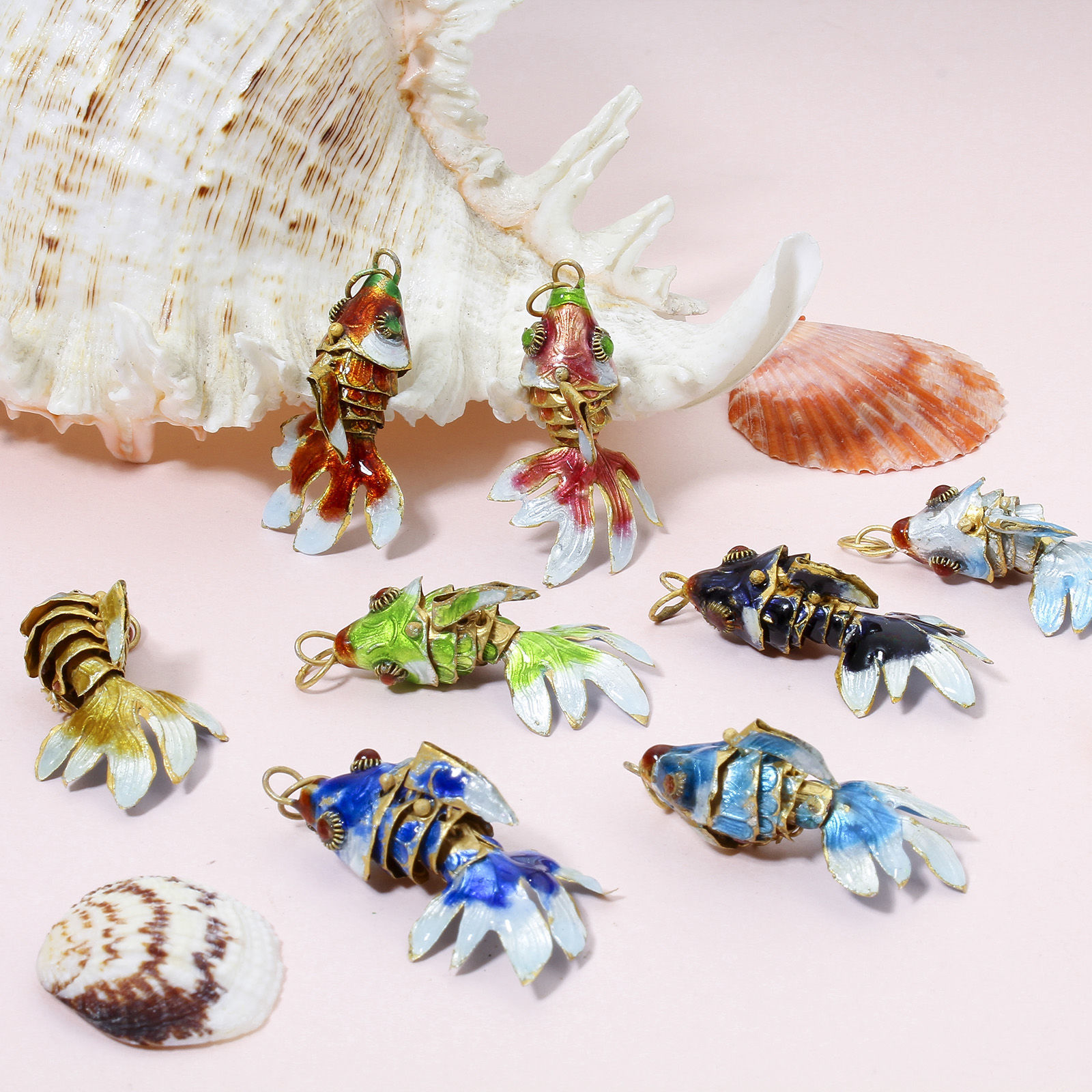 1 個 真鍮 海ジュエリー ペンダント 金メッキ 多色 魚 可動式 4.8cm x 2.4cm、 の画像
