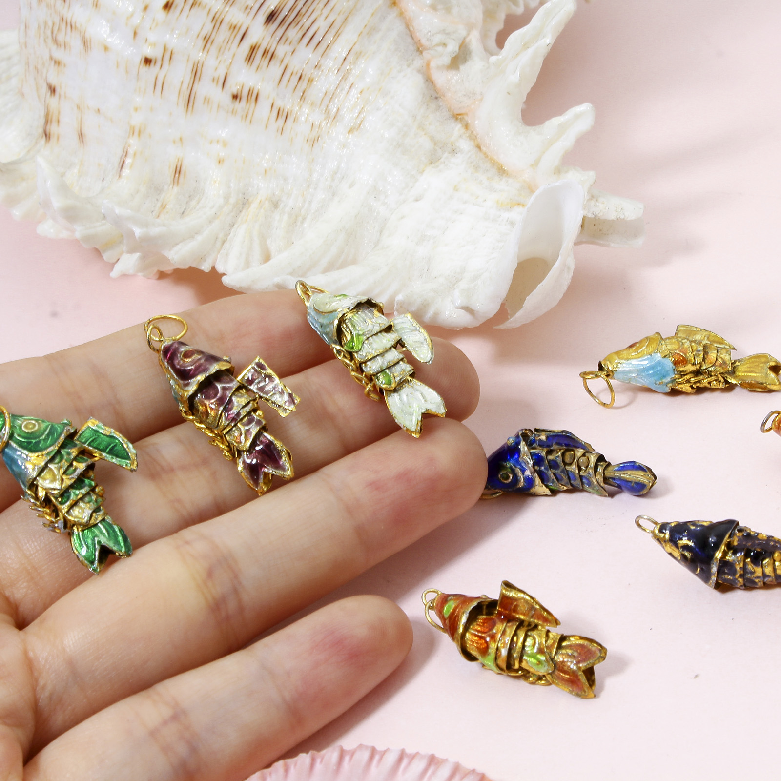 1 個 真鍮 海ジュエリー チャーム 金メッキ 多色 魚 可動式 28mm x 8mm、 の画像