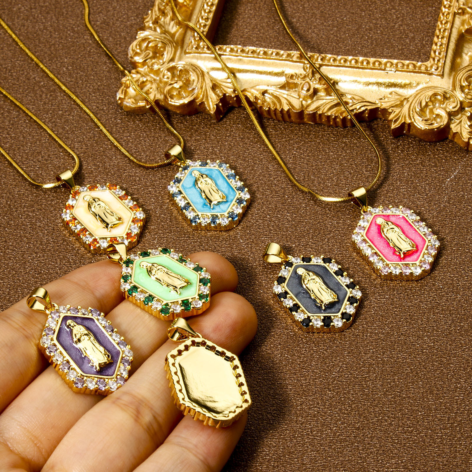 Image de 1 Pièce Pendentifs Religieux en Laiton Respectueux de la Nature Hexagone Plaqué Or Véritable 18K Multicolore Perlaire Sainte Vierge Marie Émail à Zircone Cubique Multicolore 3cm x 1.7cm