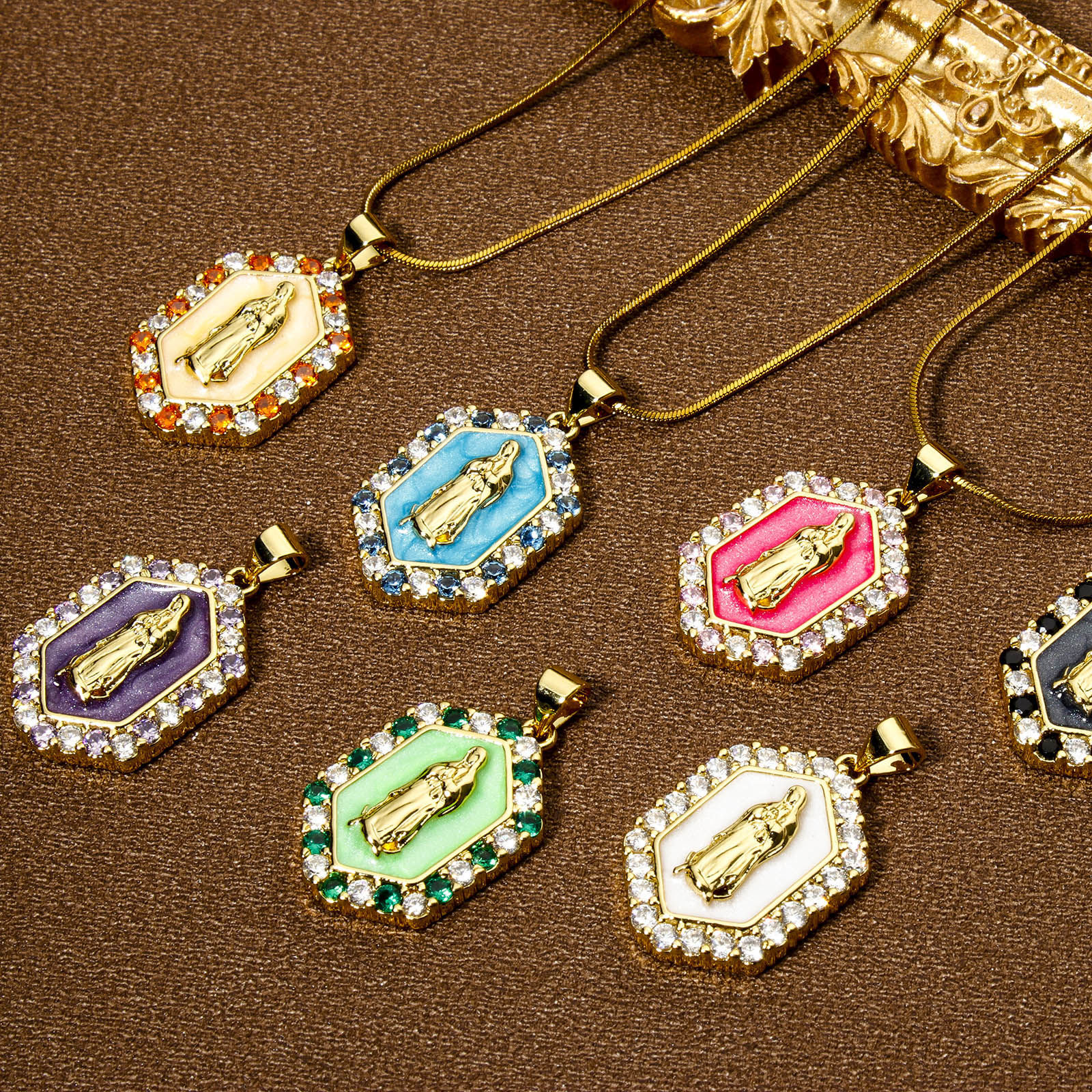 Image de 1 Pièce Pendentifs Religieux en Laiton Respectueux de la Nature Hexagone Plaqué Or Véritable 18K Multicolore Perlaire Sainte Vierge Marie Émail à Zircone Cubique Multicolore 3cm x 1.7cm
