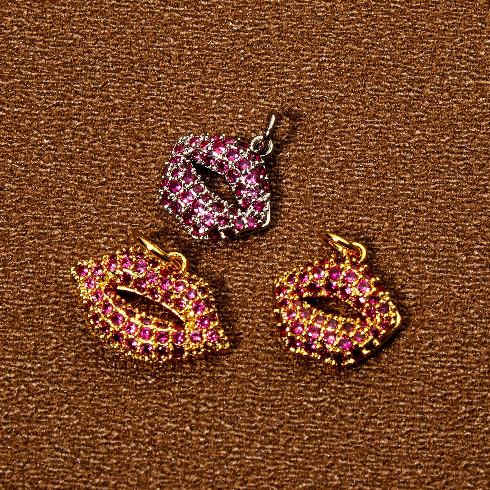 Image de 1 Pièce Breloques Micro Pave en Laiton Respectueux de la Nature Lèvres Plaqué Or Véritable à Zircone Cubique Fuchsia
